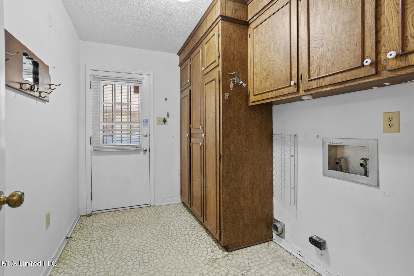 1054 Westbury Square Property Photo 11