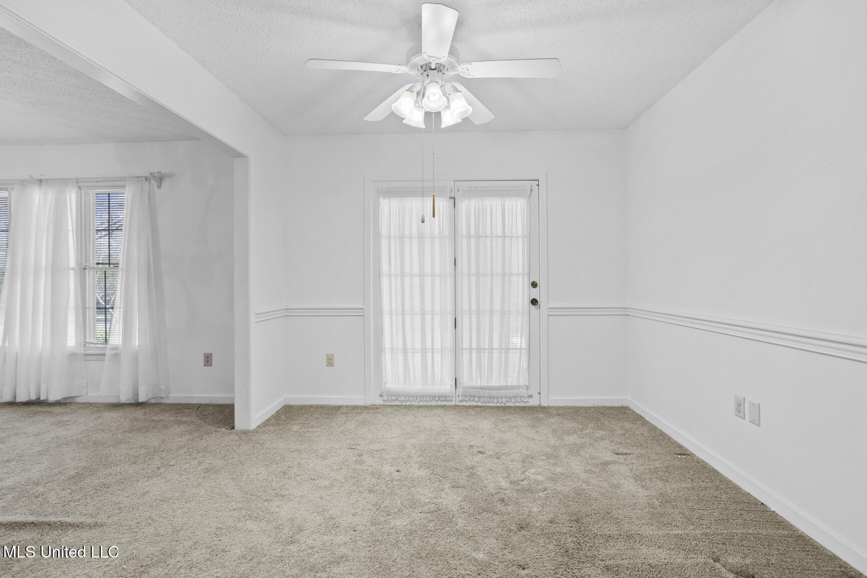 1054 Westbury Square Property Photo 12