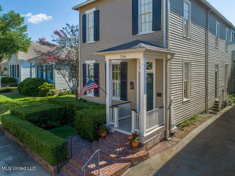 706 State Street Property Photo 1