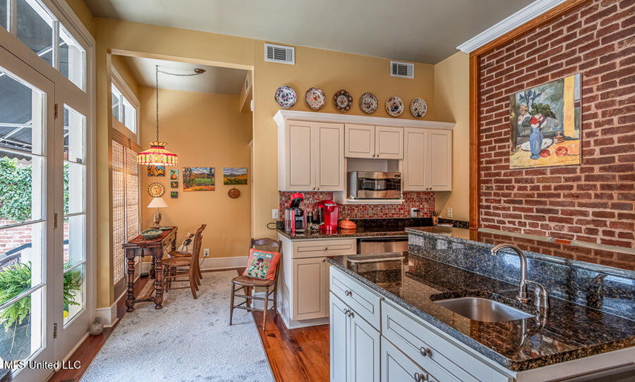 706 State Street Property Photo 20