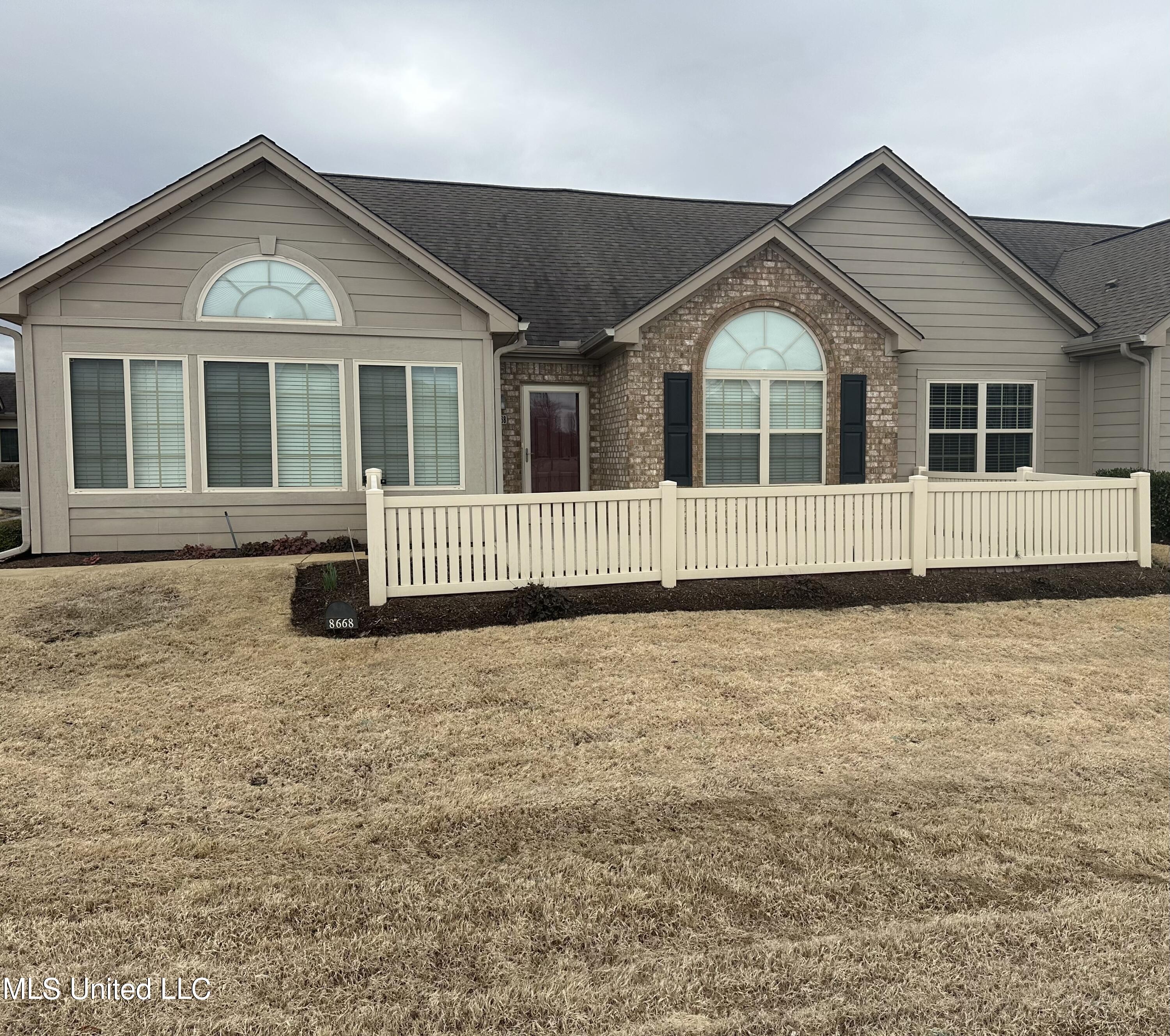 8668 Parkview Oaks Circle Property Photo 1