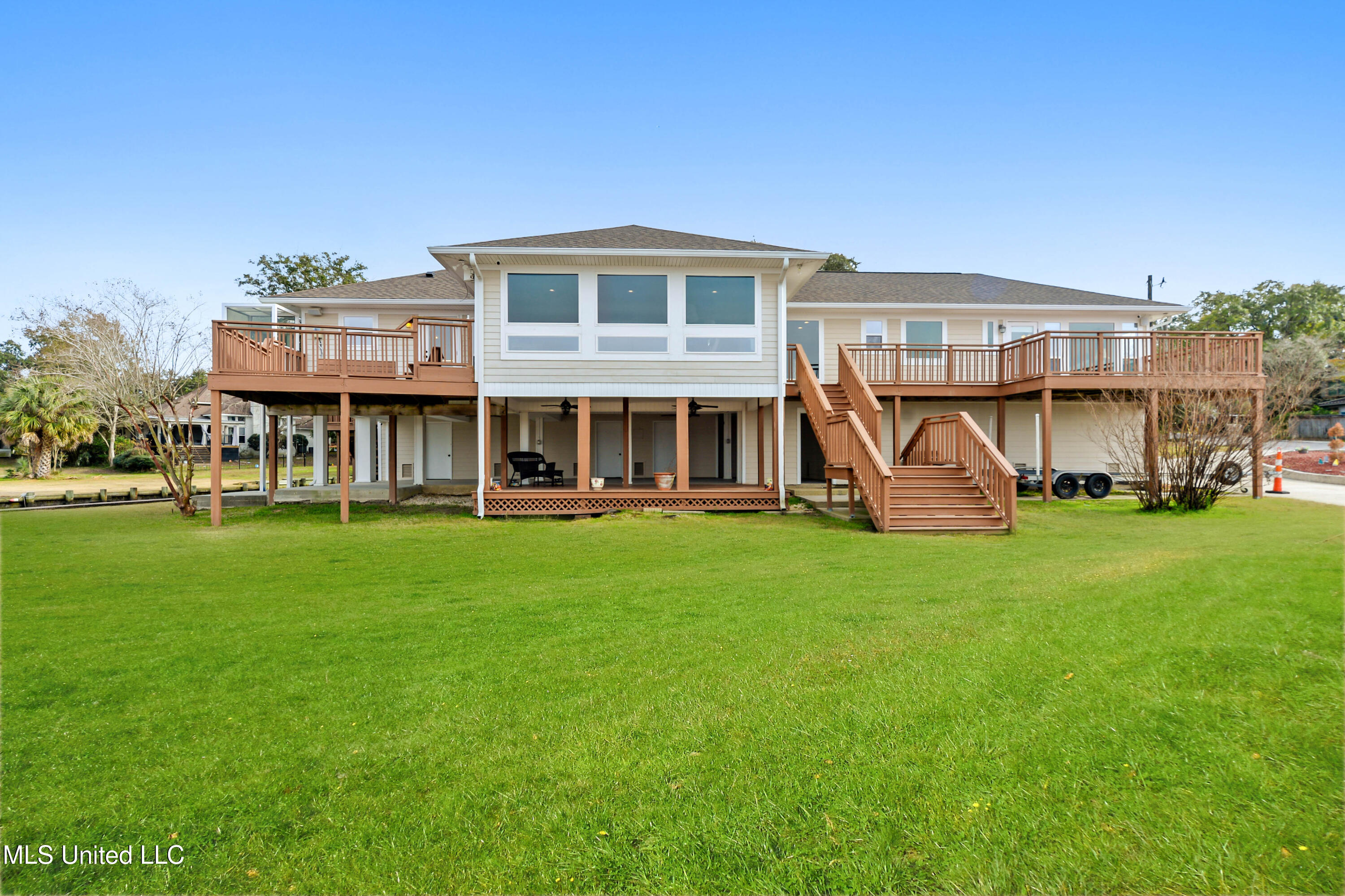 2562 Mercedes Drive Property Photo 1