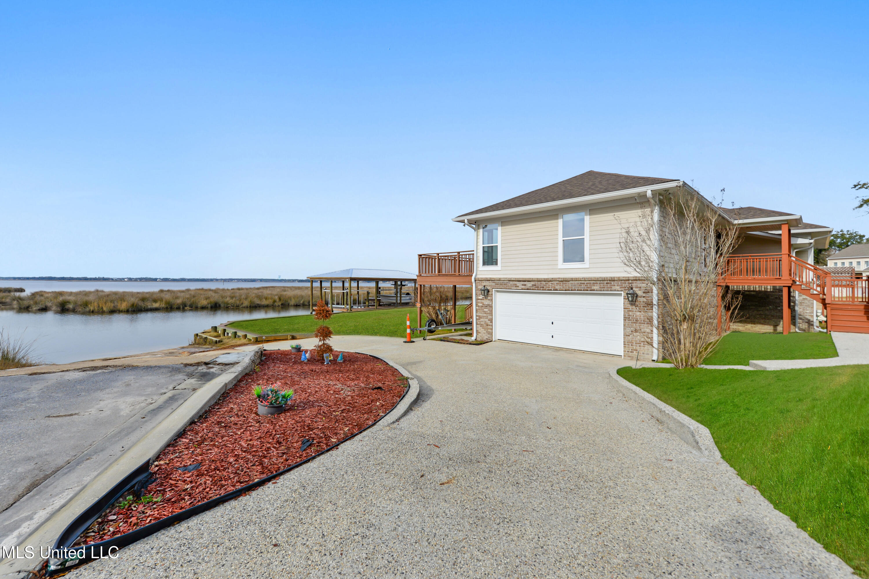 2562 Mercedes Drive Property Photo 2