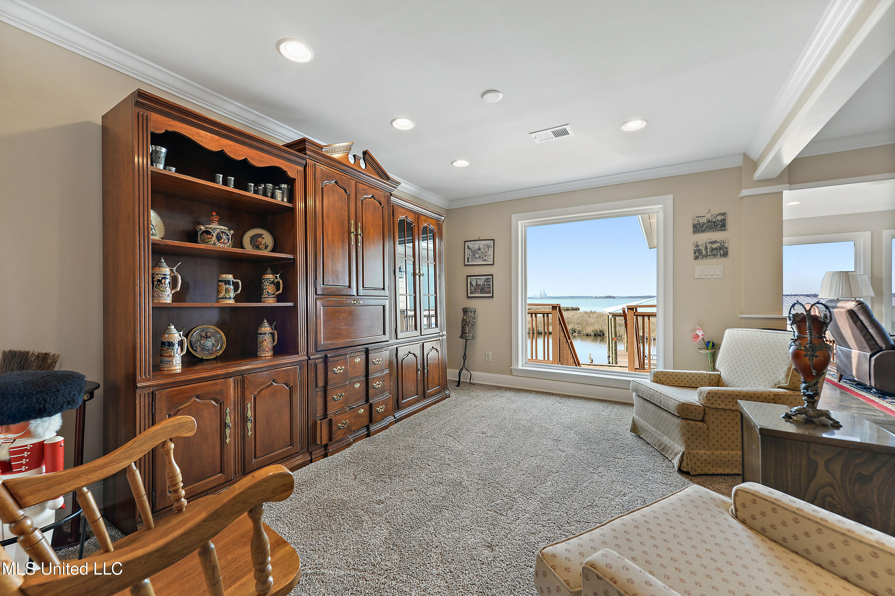 2562 Mercedes Drive Property Photo 4