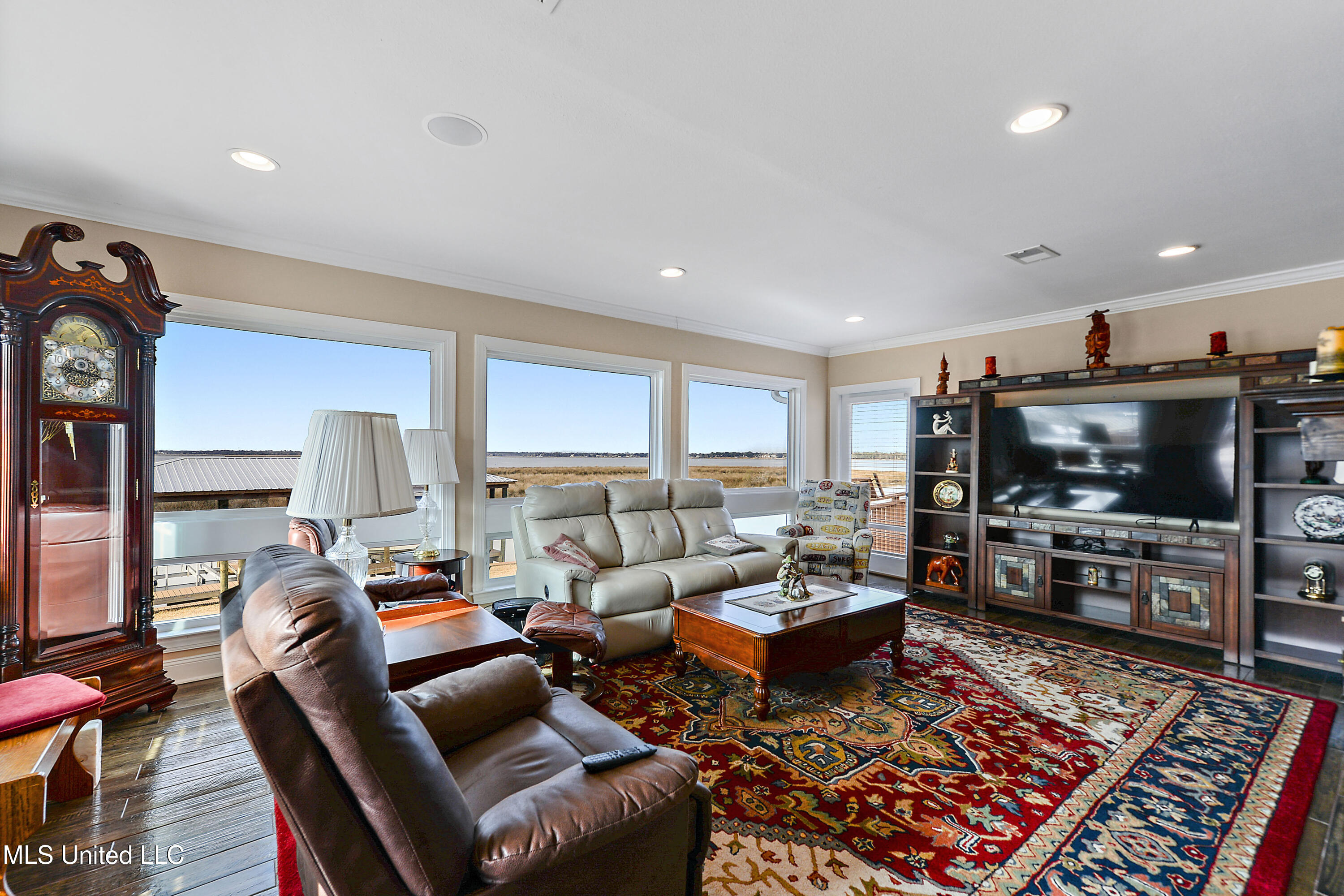 2562 Mercedes Drive Property Photo 6