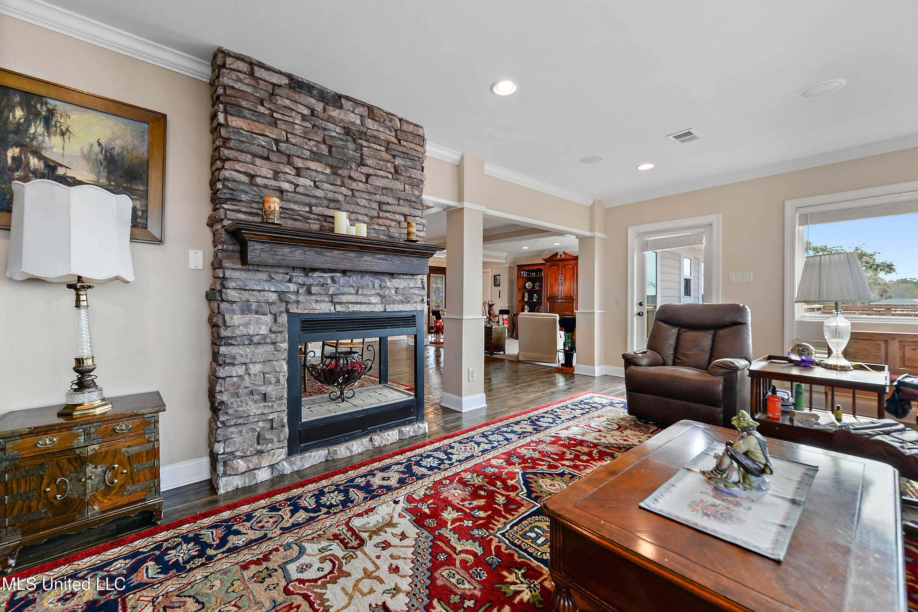 2562 Mercedes Drive Property Photo 8