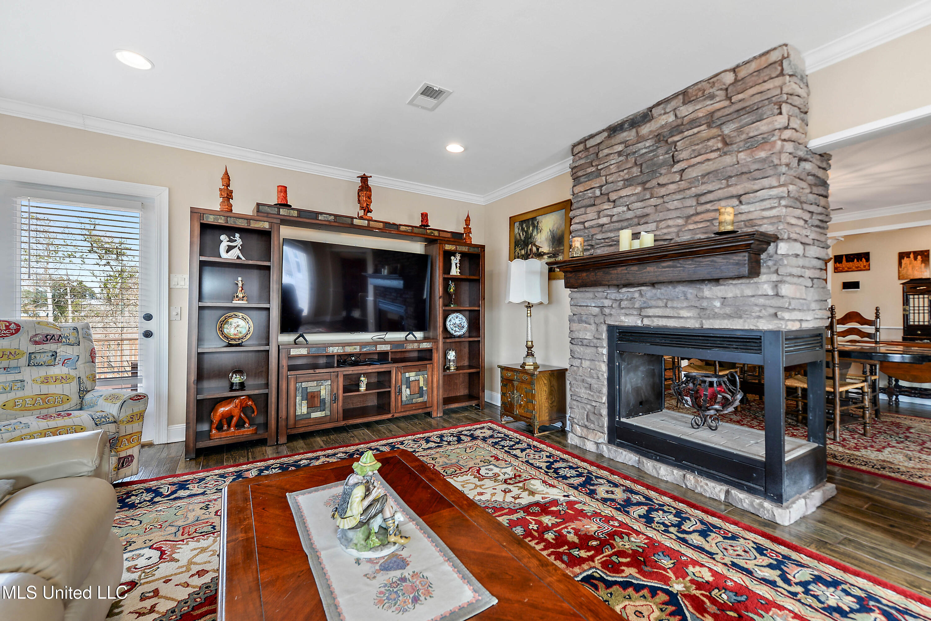 2562 Mercedes Drive Property Photo 9