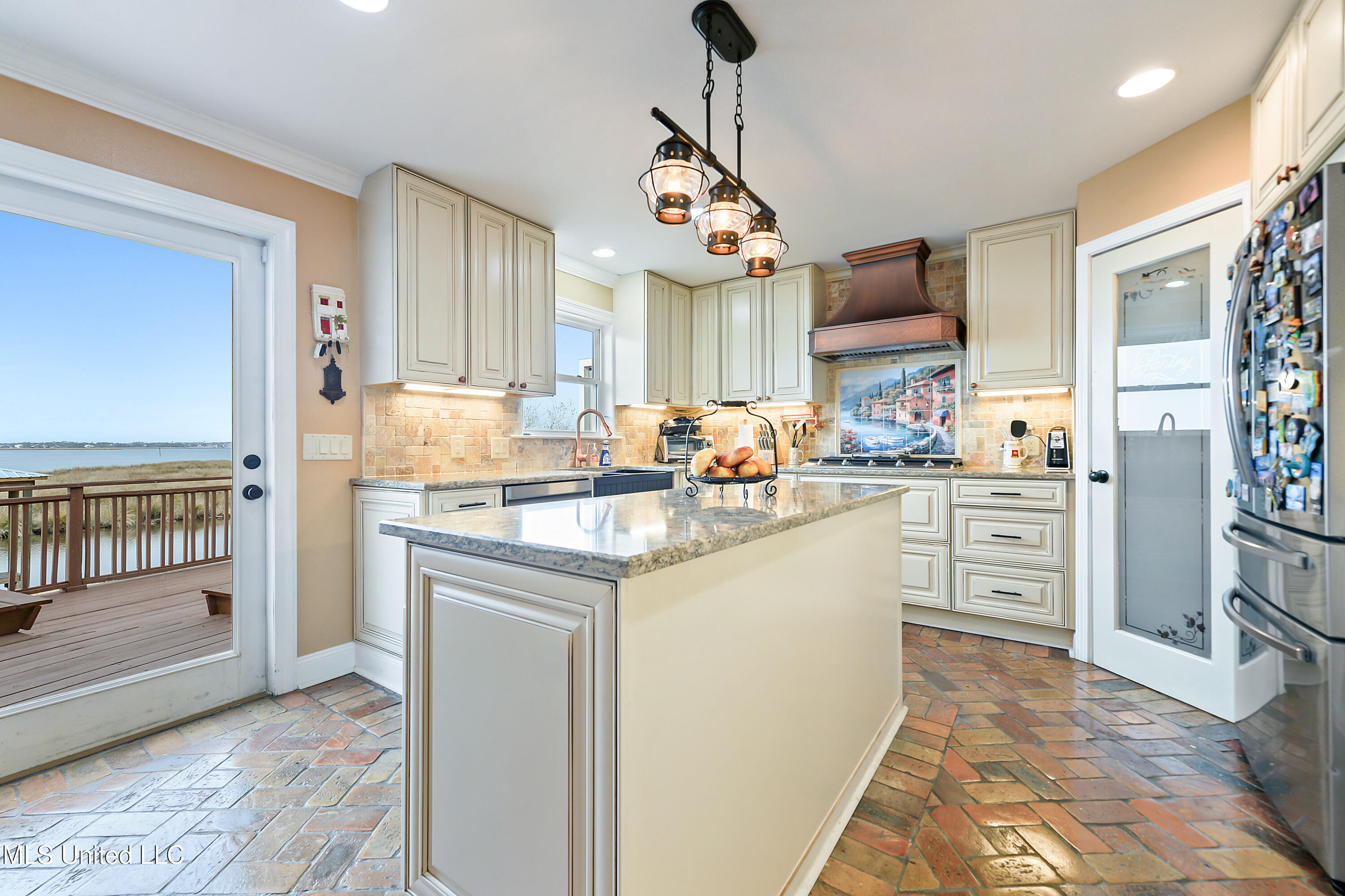 2562 Mercedes Drive Property Photo 12