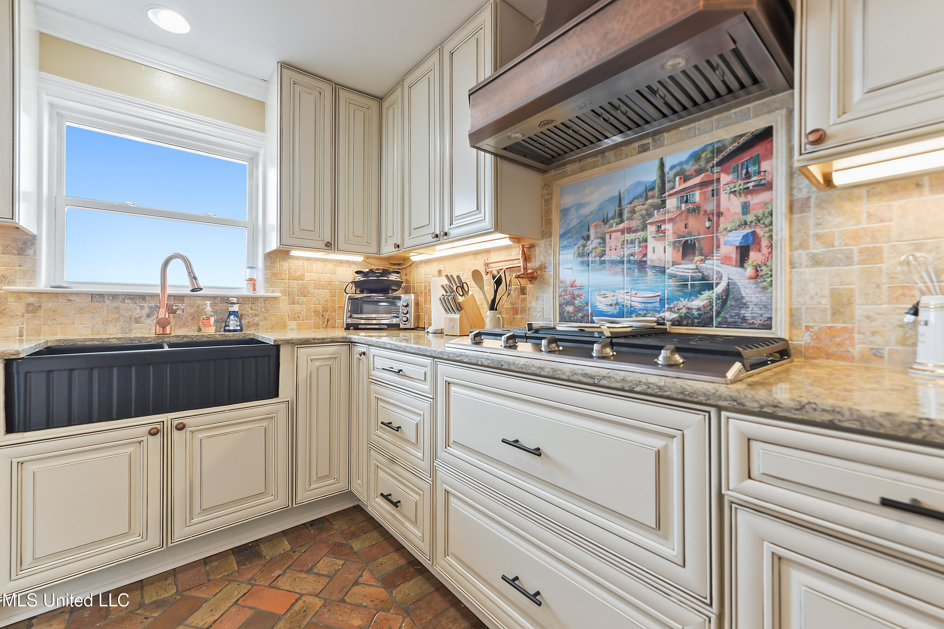 2562 Mercedes Drive Property Photo 14