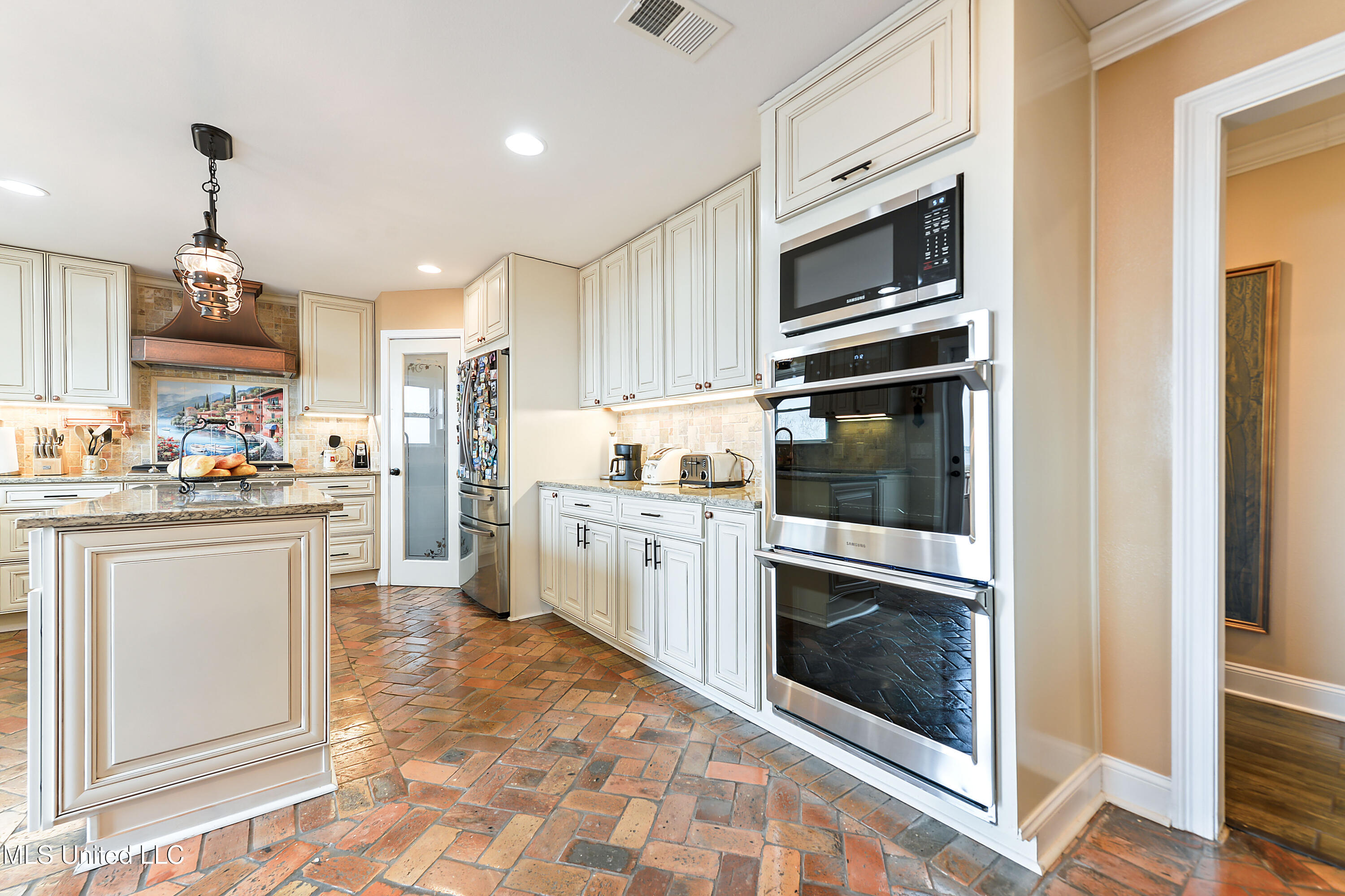 2562 Mercedes Drive Property Photo 15