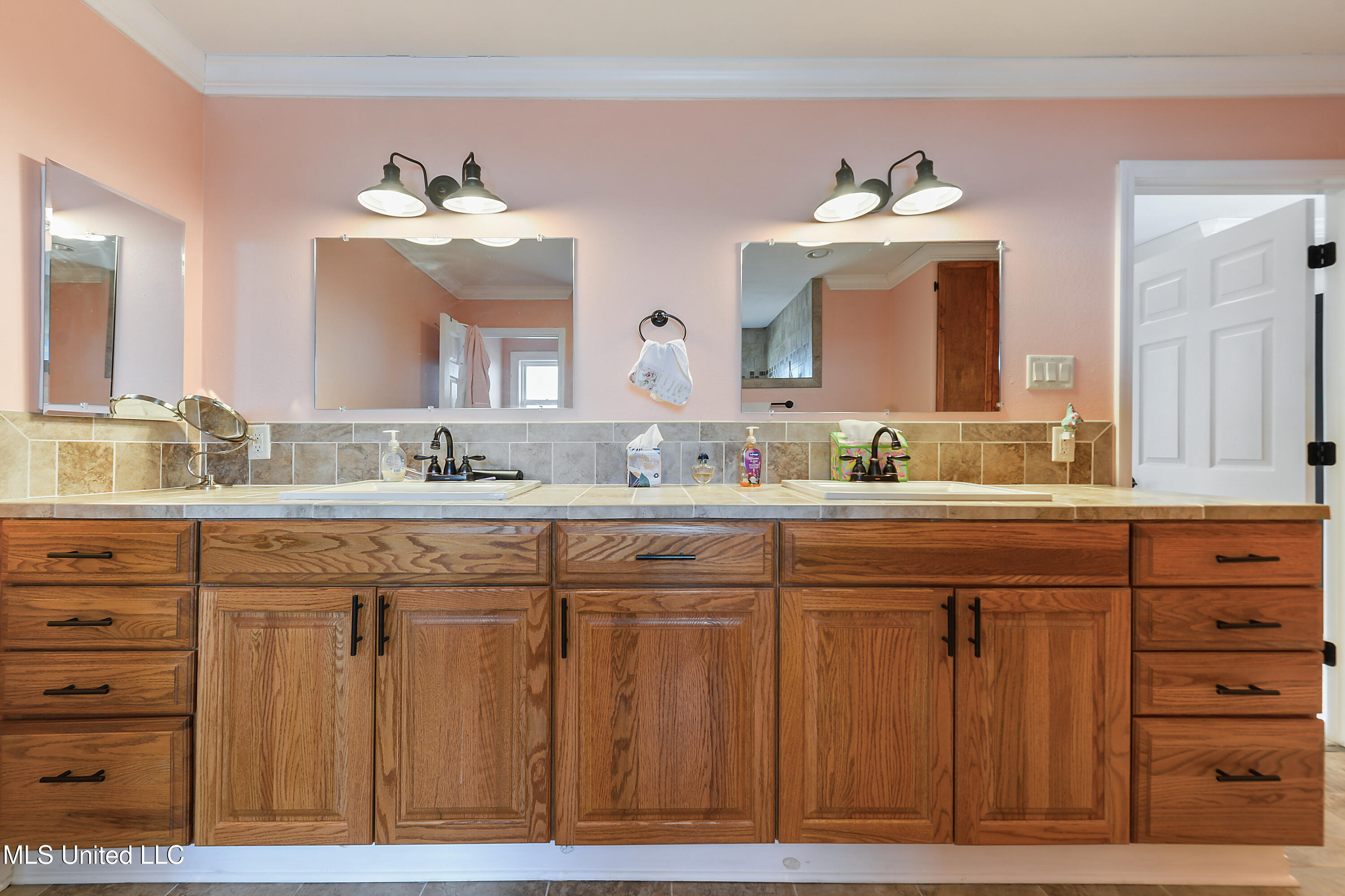 2562 Mercedes Drive Property Photo 18