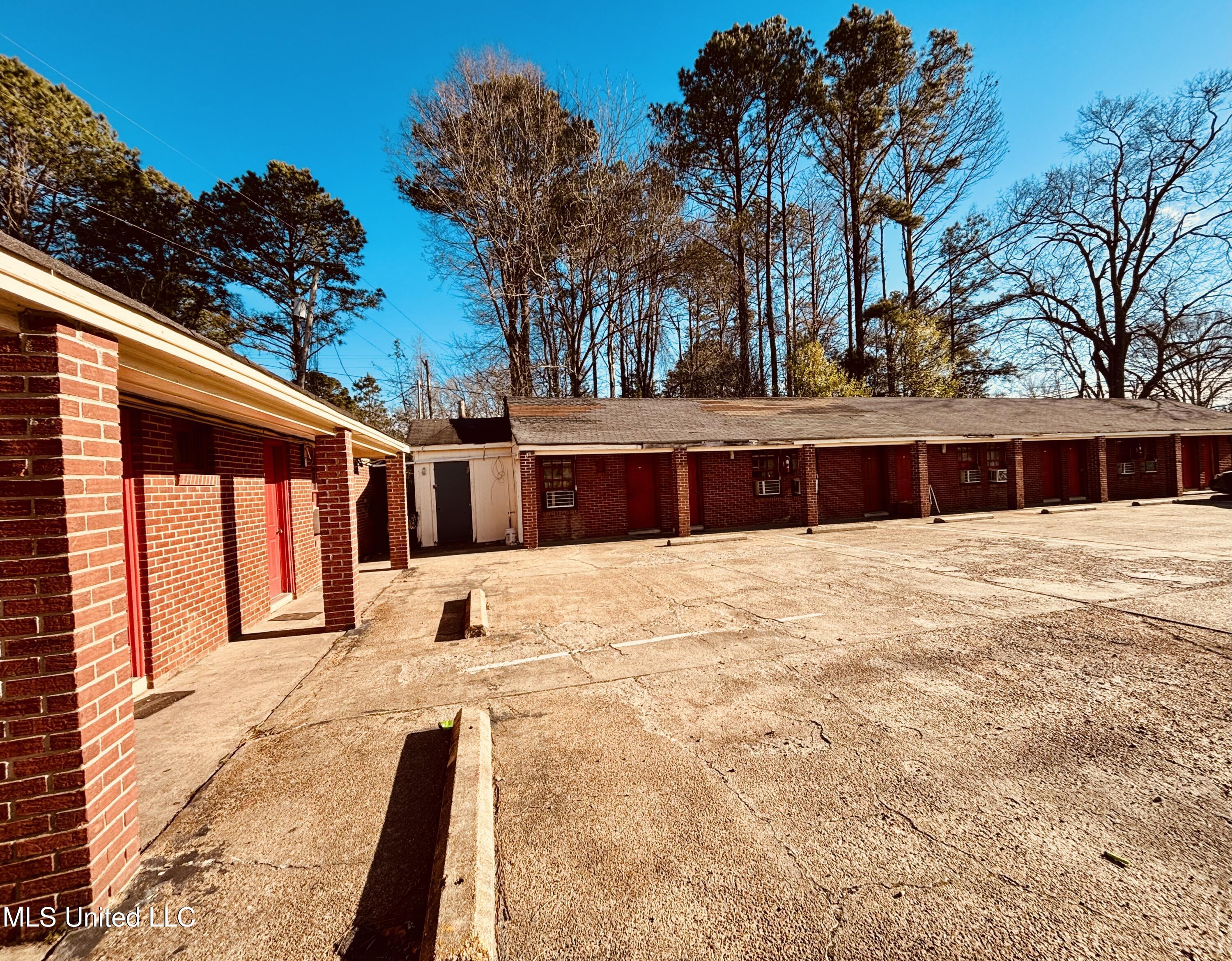 15914 Bowling Green Road Property Photo 1