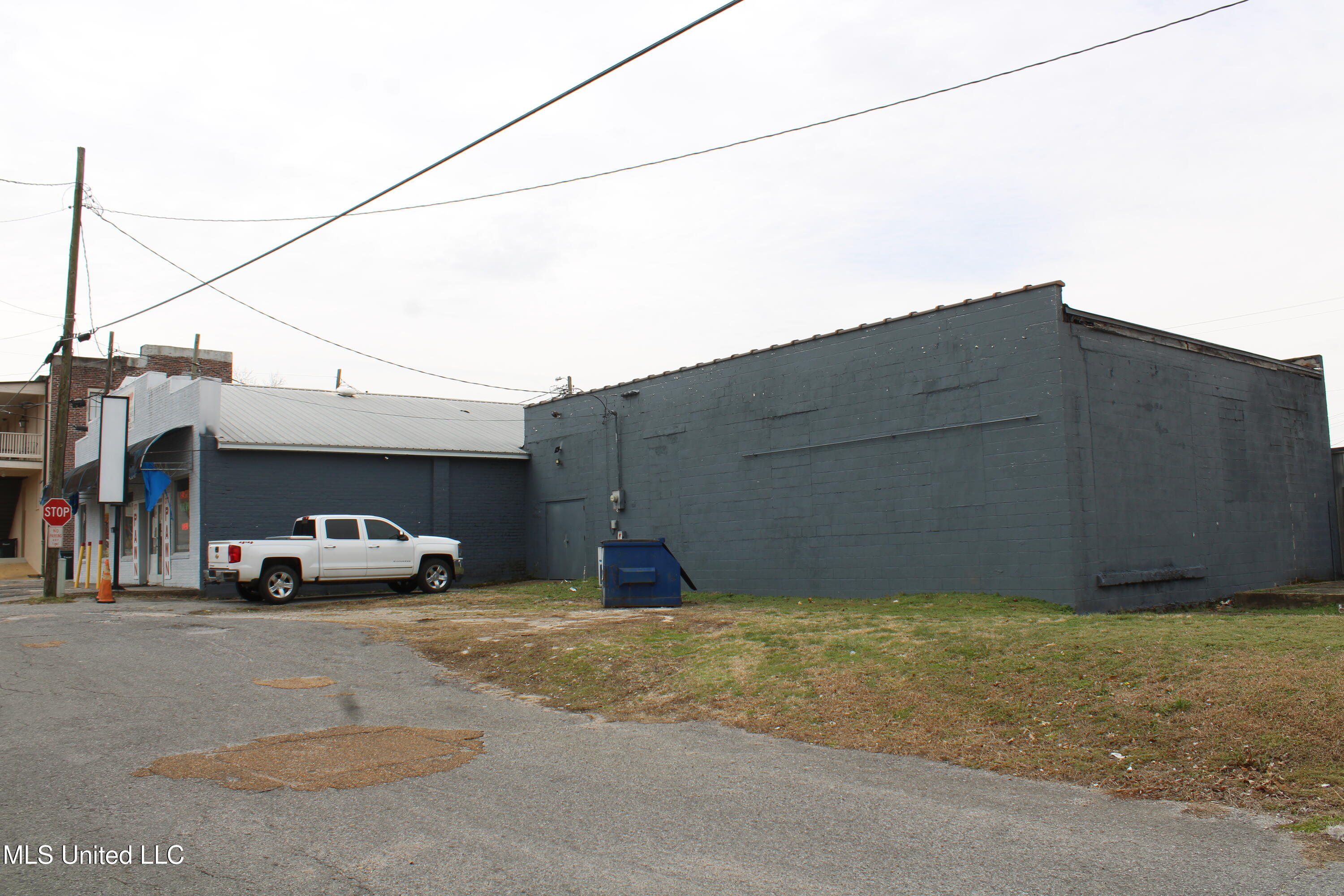130 N Market Street Property Photo 4