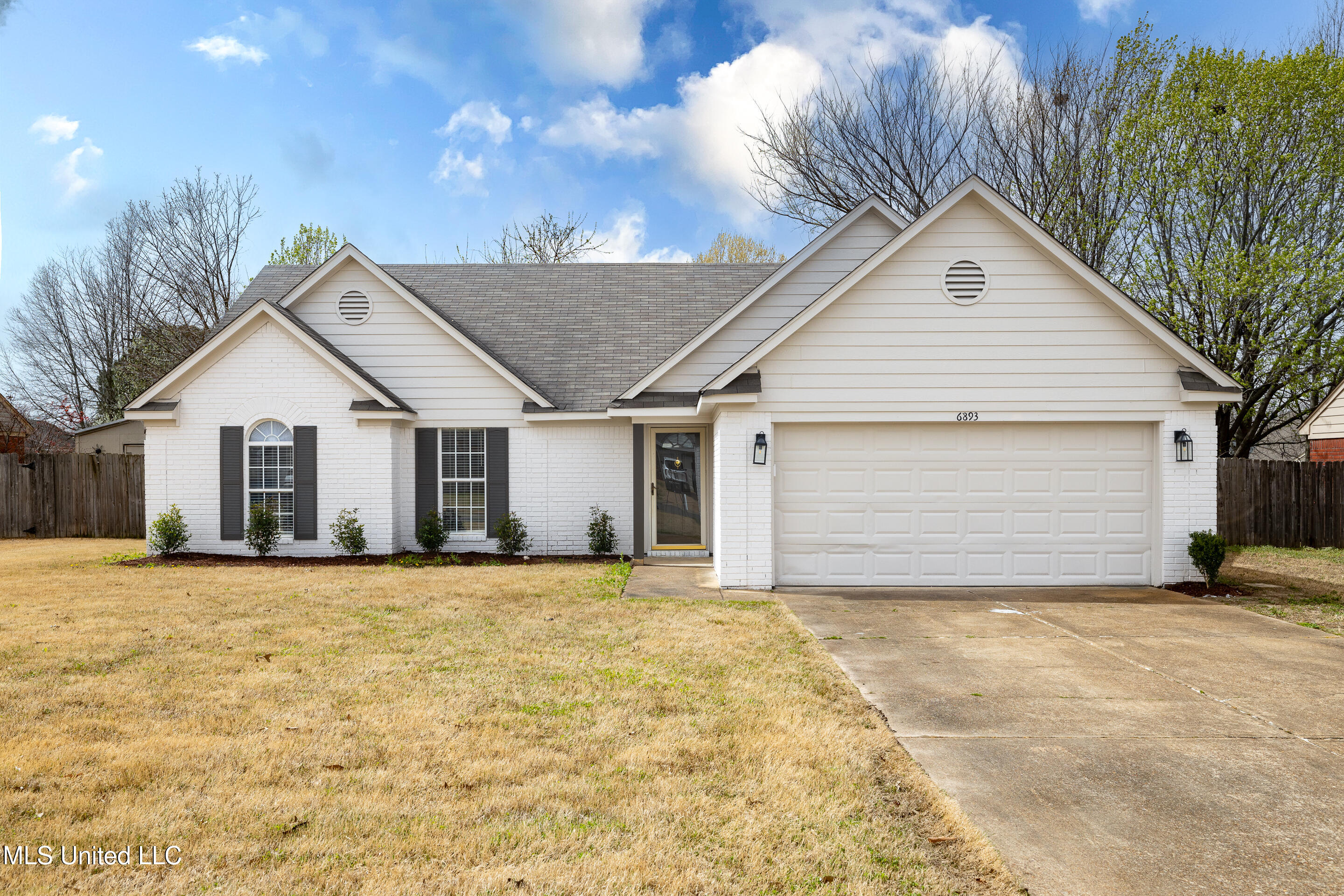 6893 N Amanda Drive Property Photo 1
