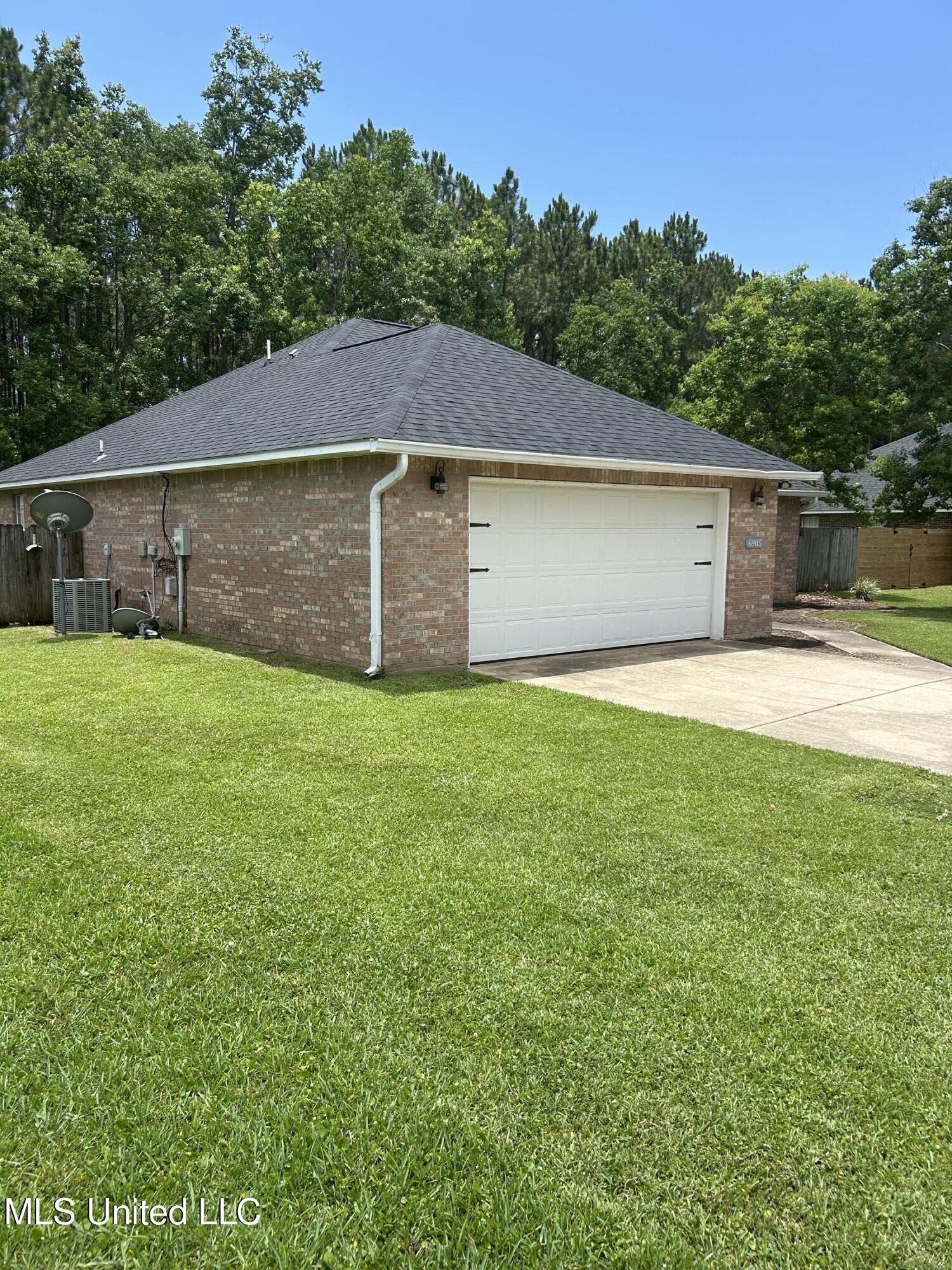 6905 Pinehurst Drive Property Photo 9