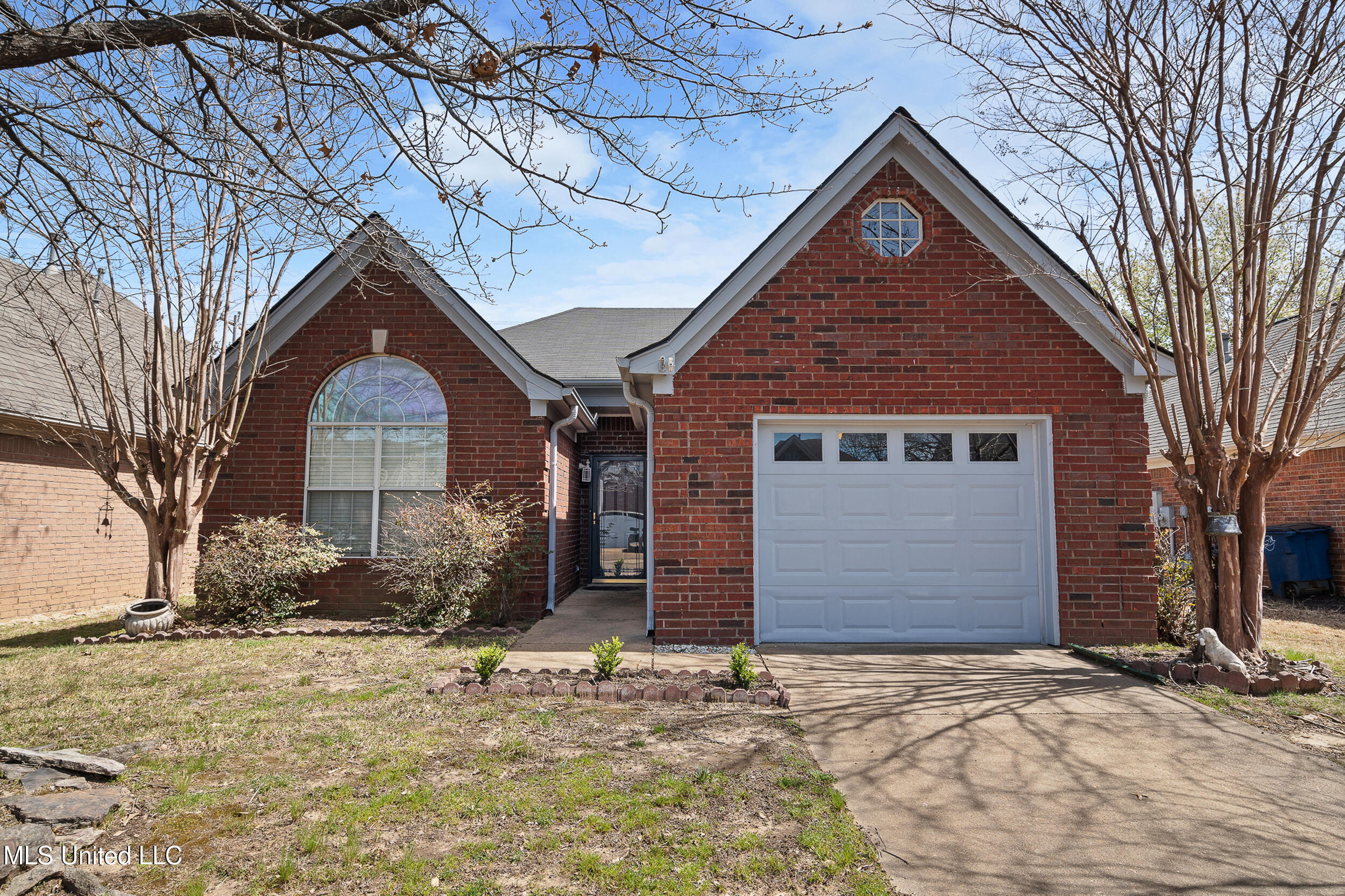 8486 Clubview Drive Property Photo 1