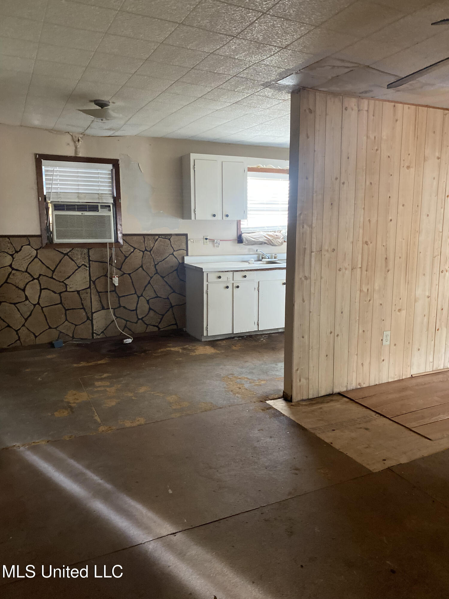 112 Sir Richard Road Property Photo 4
