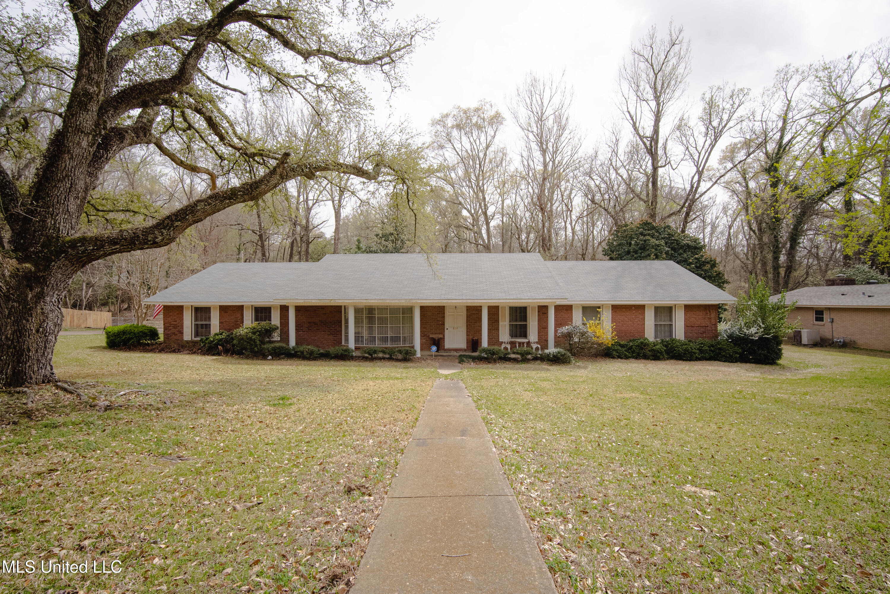814 N Sunset Drive Property Photo 1