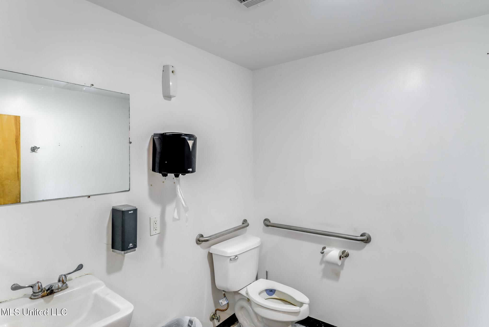 15240 Creosote Road Property Photo 11