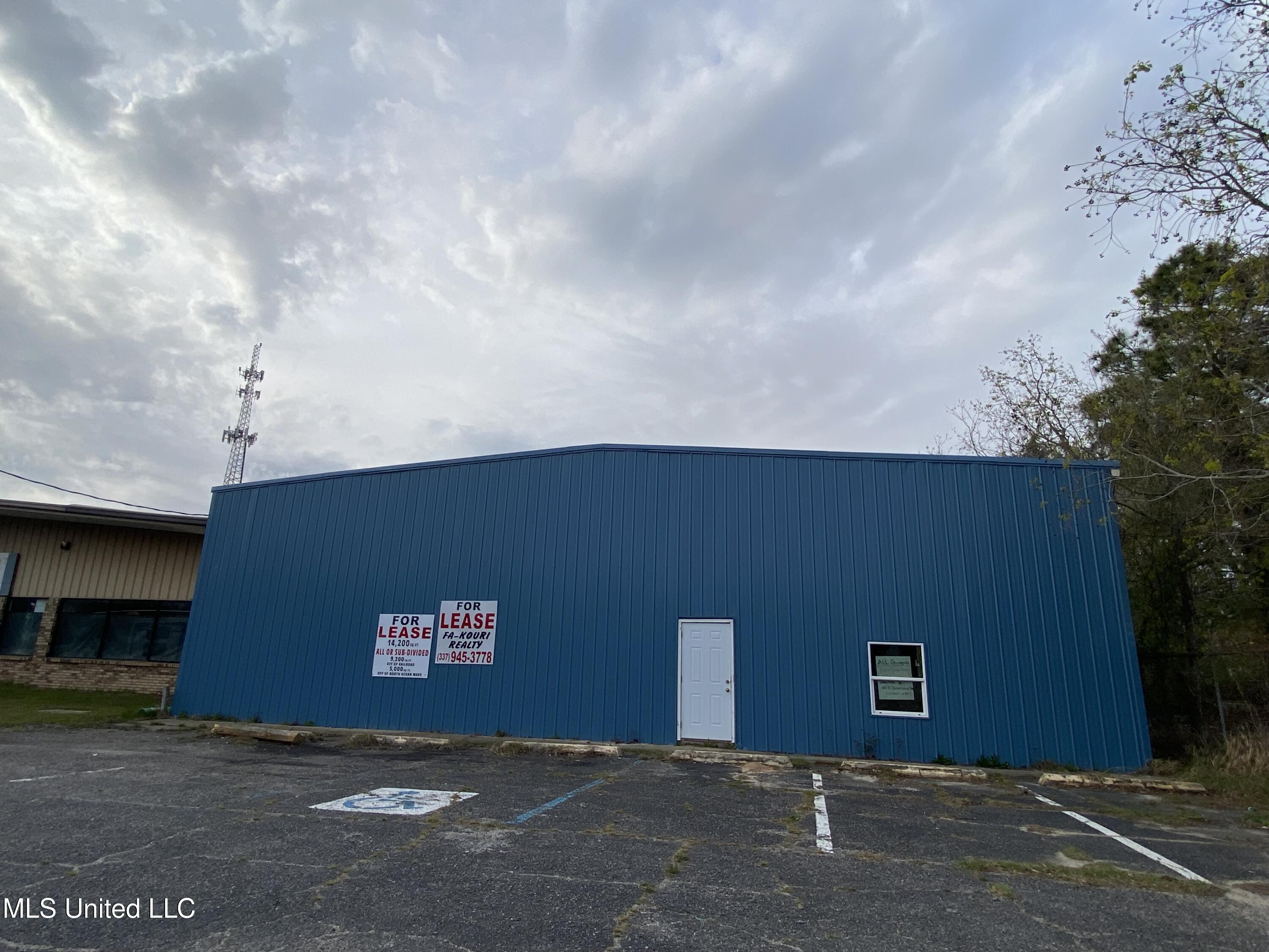 1104 E Railroad Street Property Photo 1