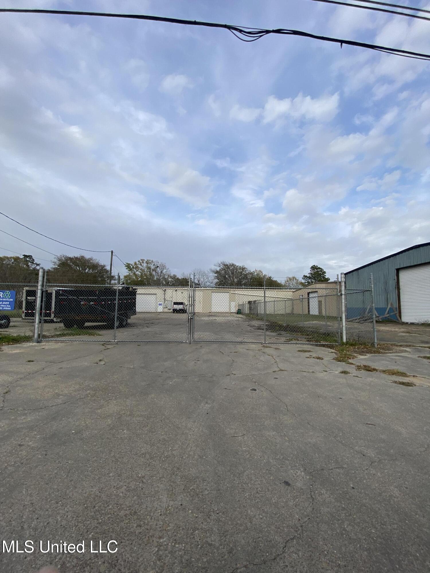 1104 E Railroad Street Property Photo 2
