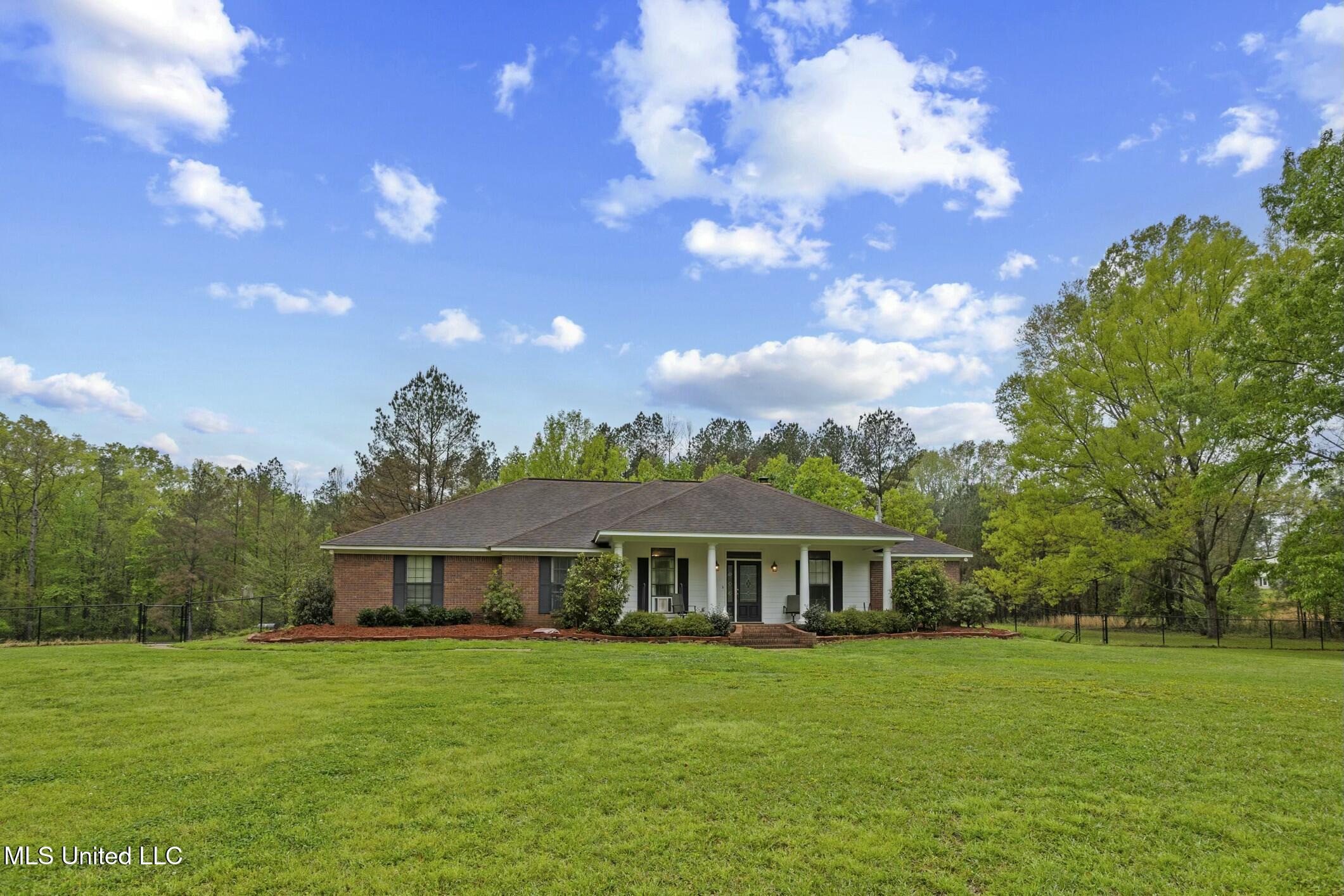 137 Falcon Ridge Drive Property Photo 3