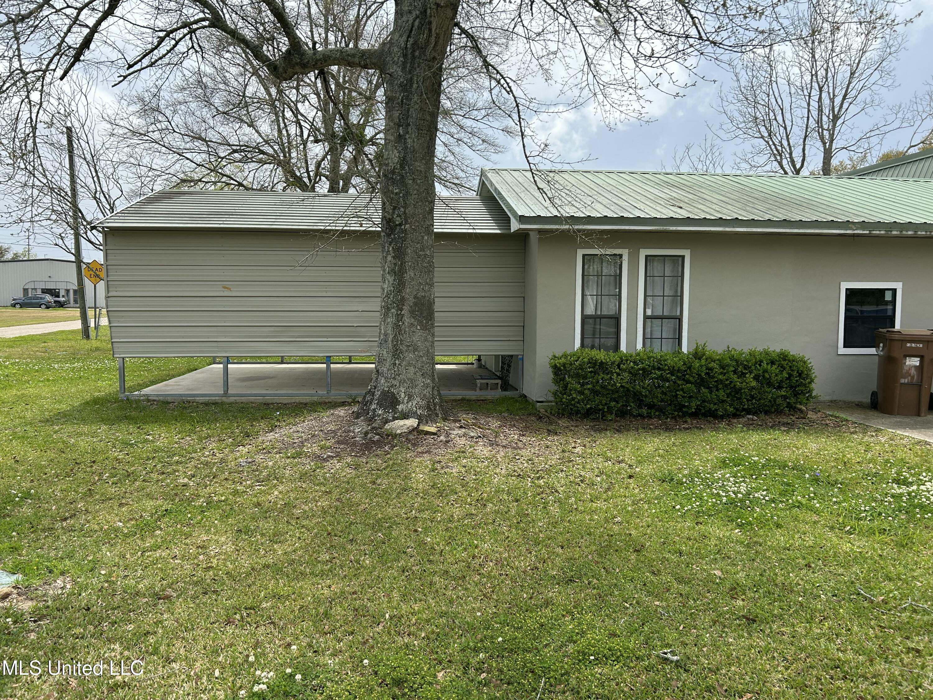 3305 Race Track Road Property Photo 2