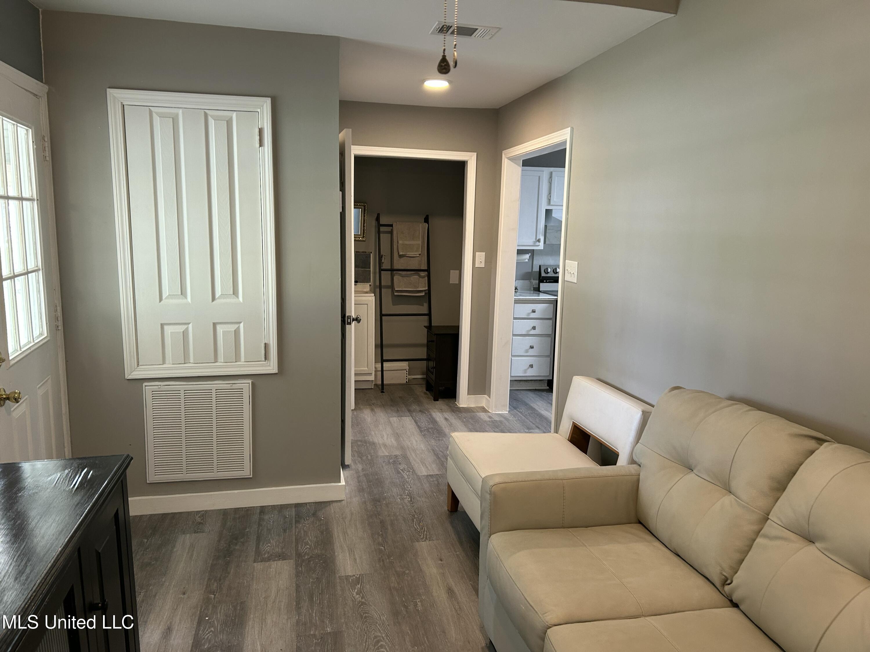 3305 Race Track Road Property Photo 5