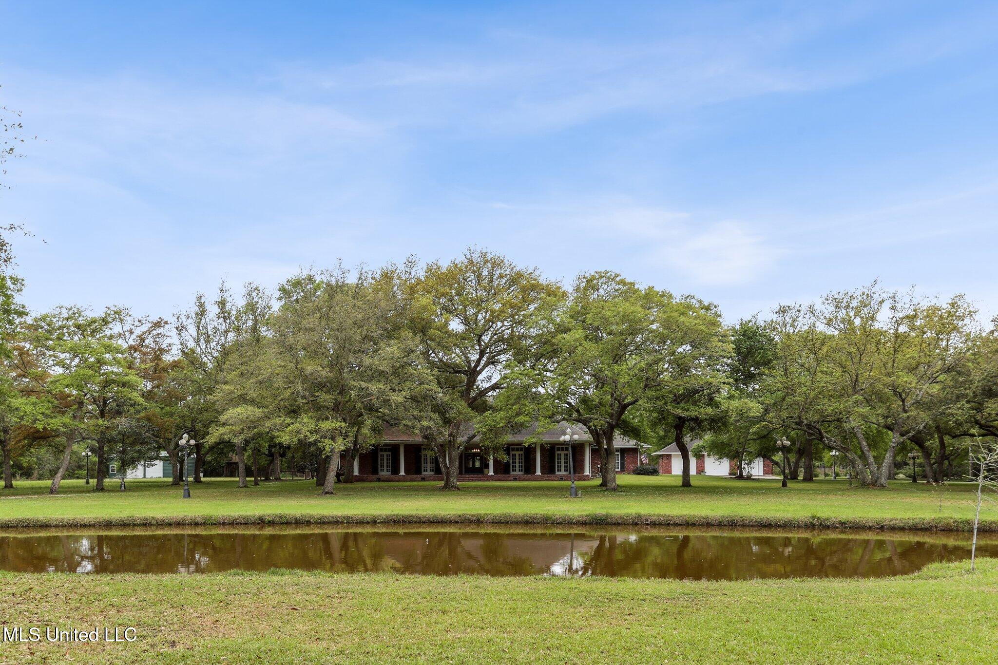 421 Starling Drive Property Photo 3