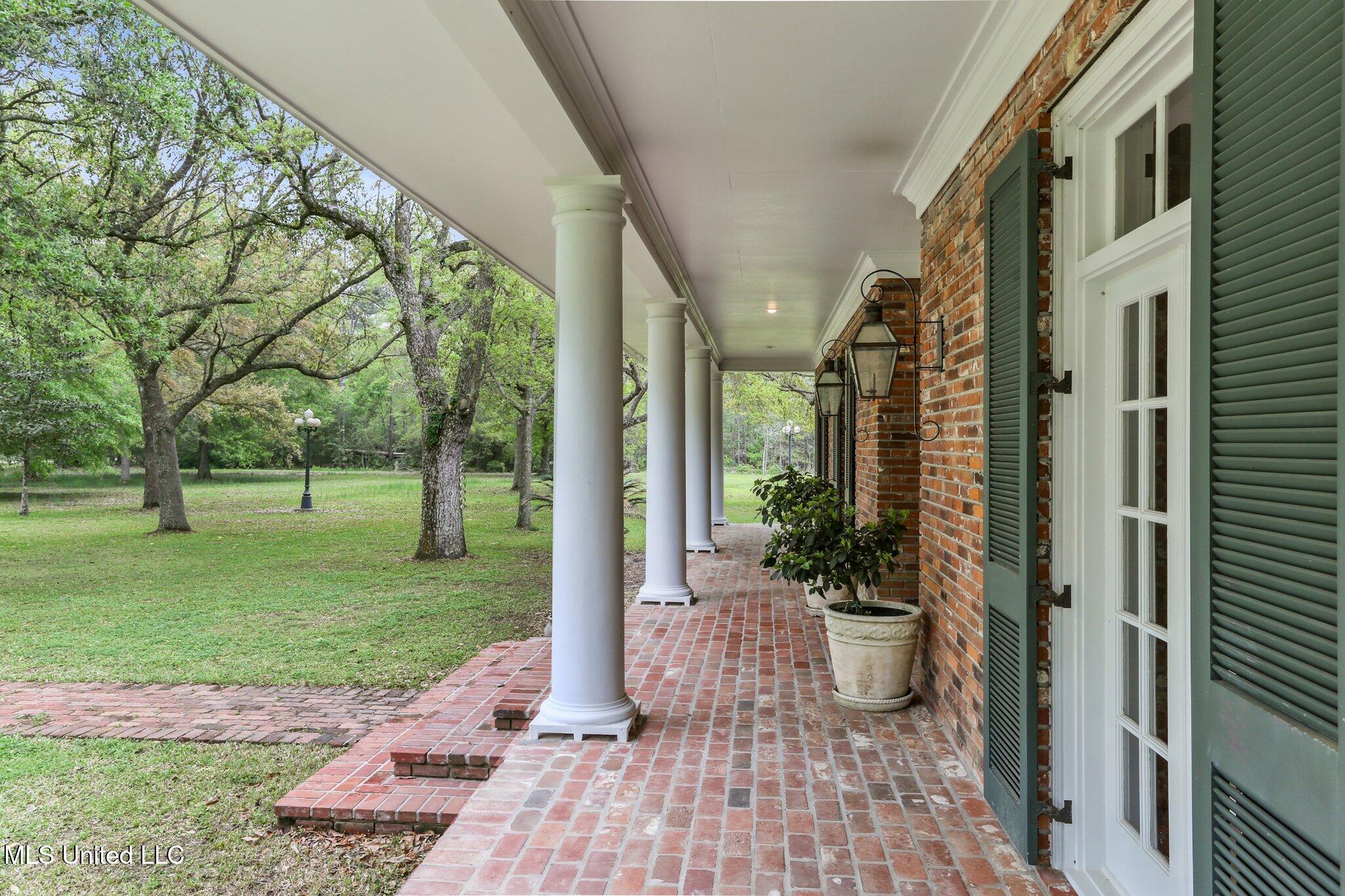 421 Starling Drive Property Photo 6