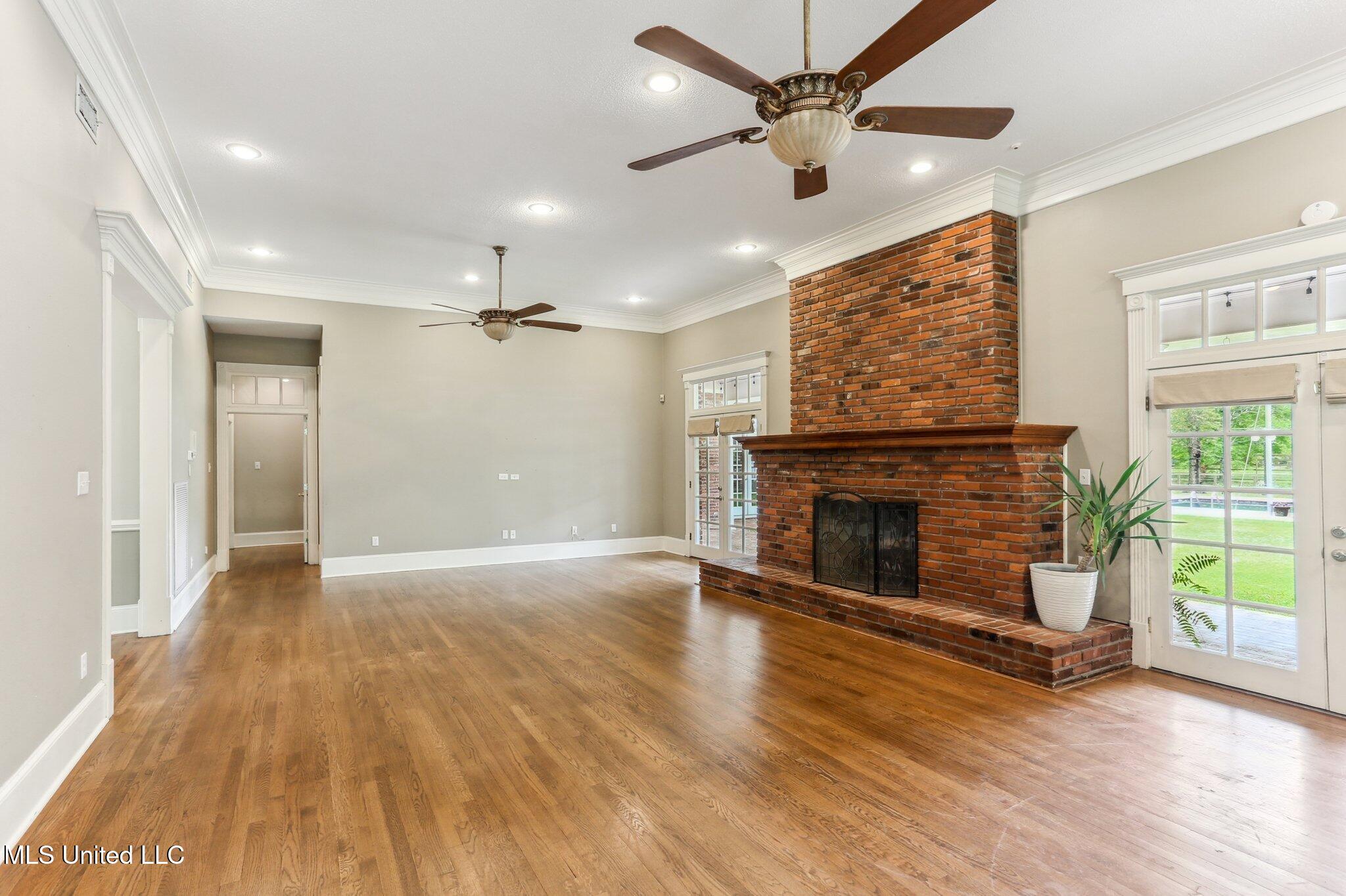 421 Starling Drive Property Photo 10