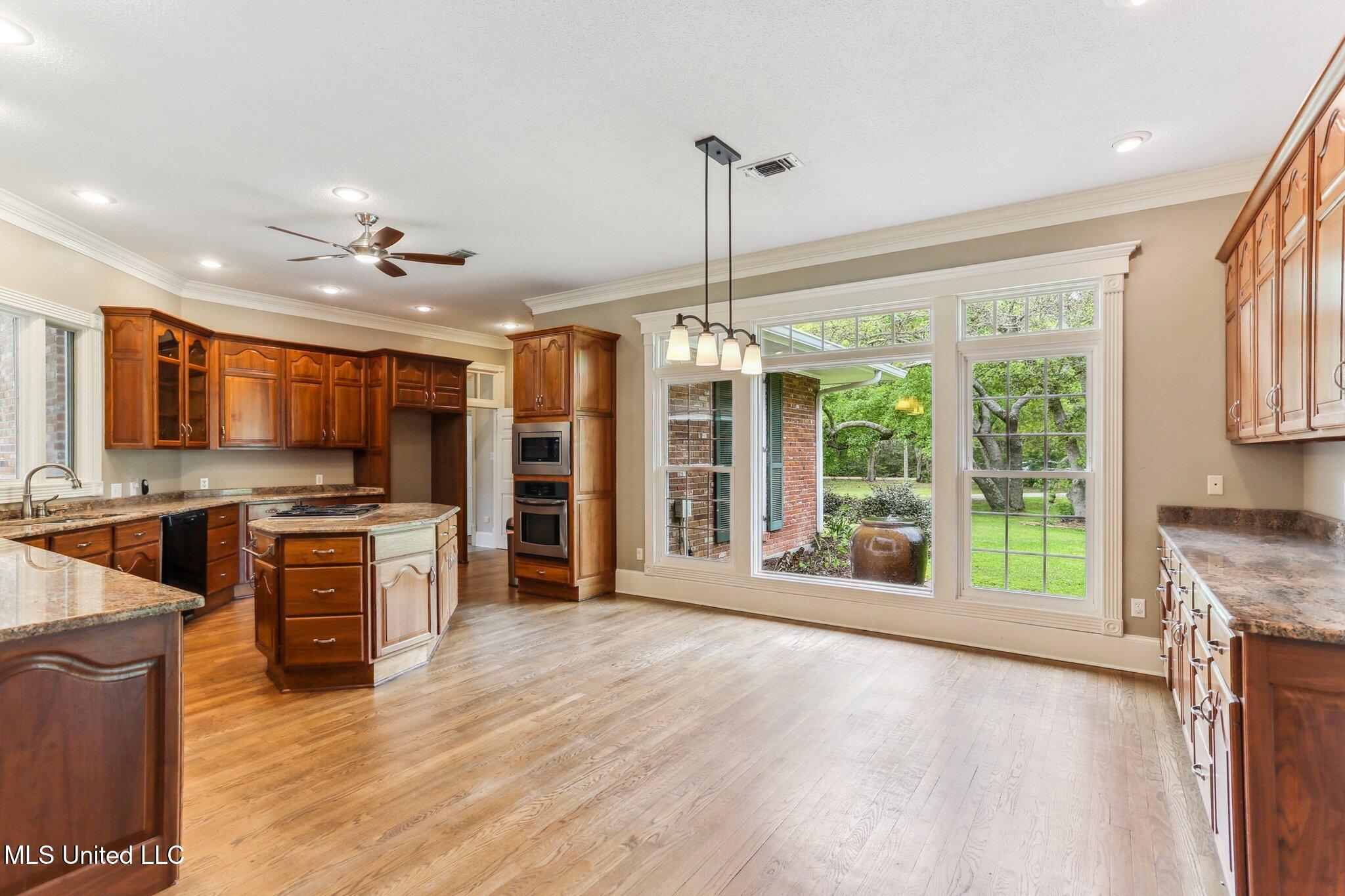 421 Starling Drive Property Photo 11