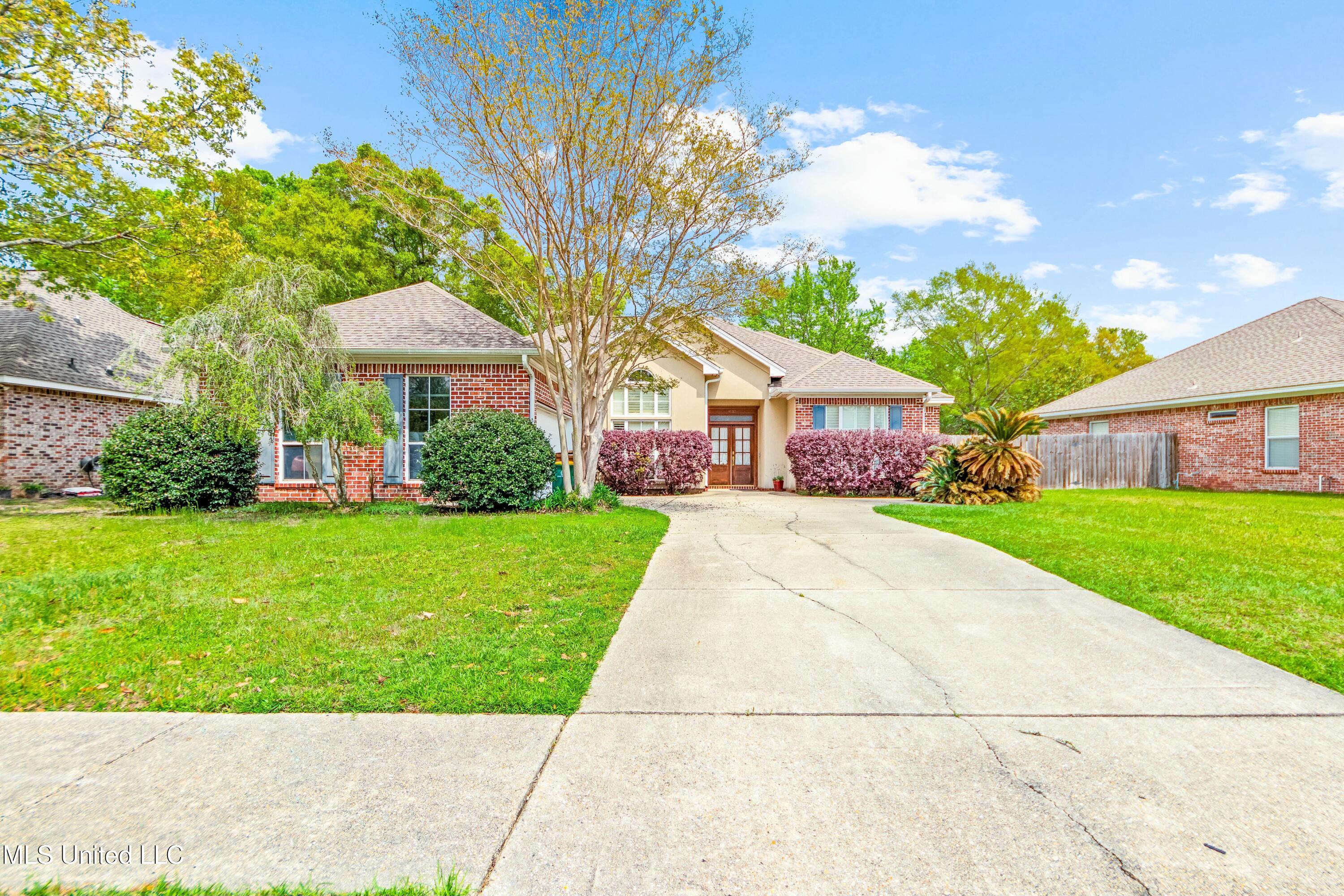 2032 Englewood Drive Property Photo 2