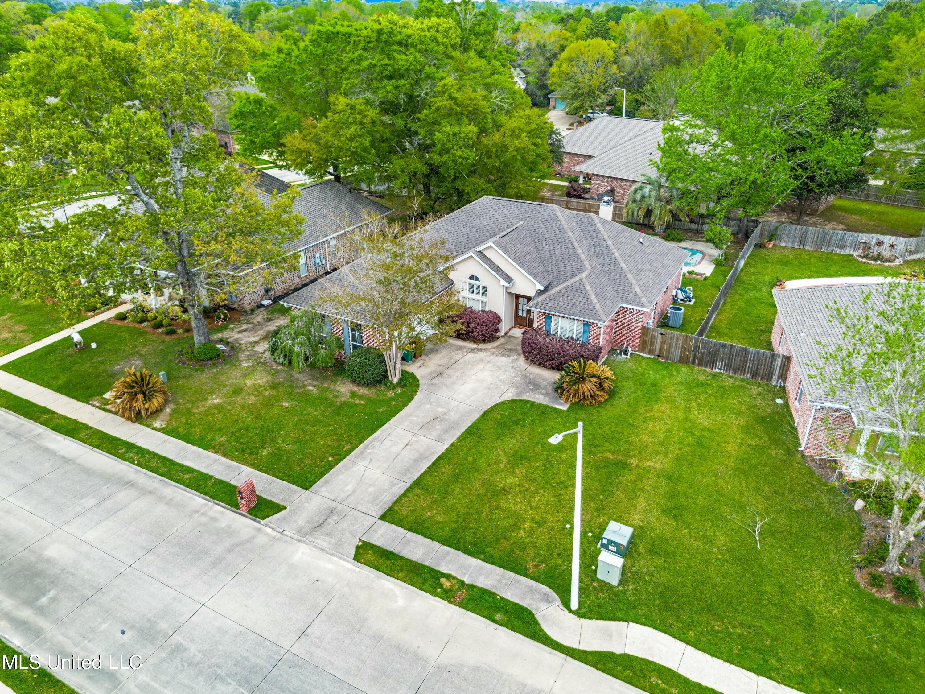 2032 Englewood Drive Property Photo 4