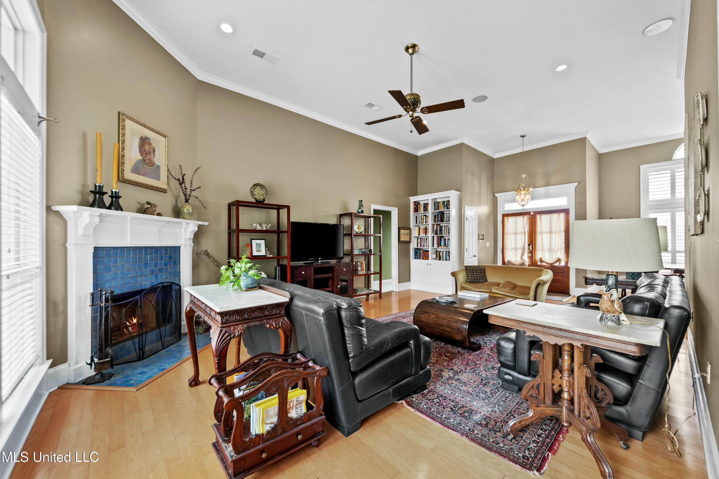 2032 Englewood Drive Property Photo 5