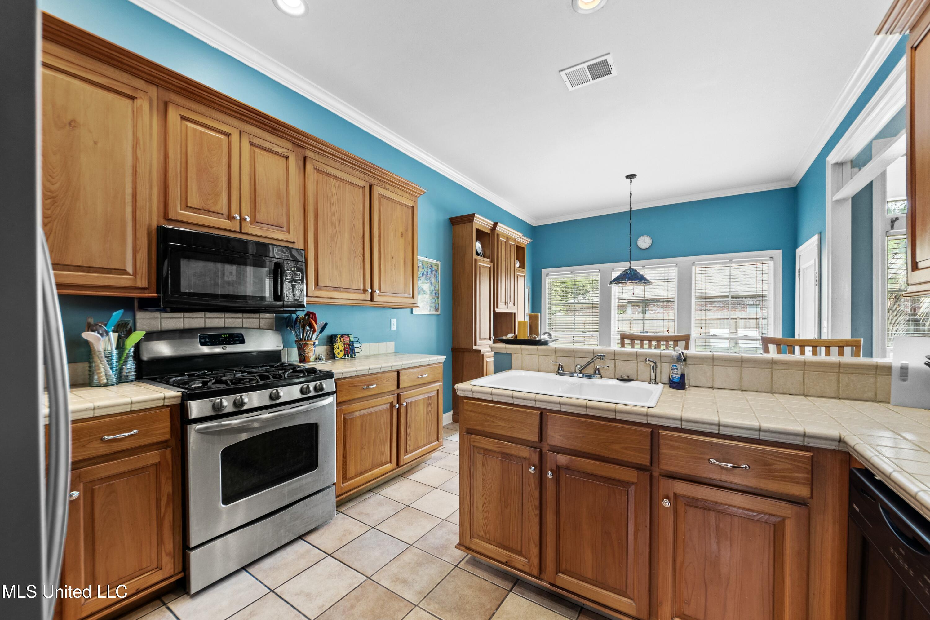 2032 Englewood Drive Property Photo 11