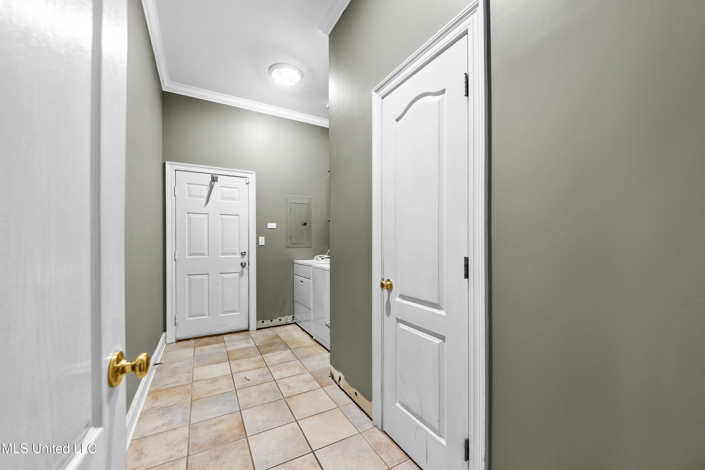 2032 Englewood Drive Property Photo 12