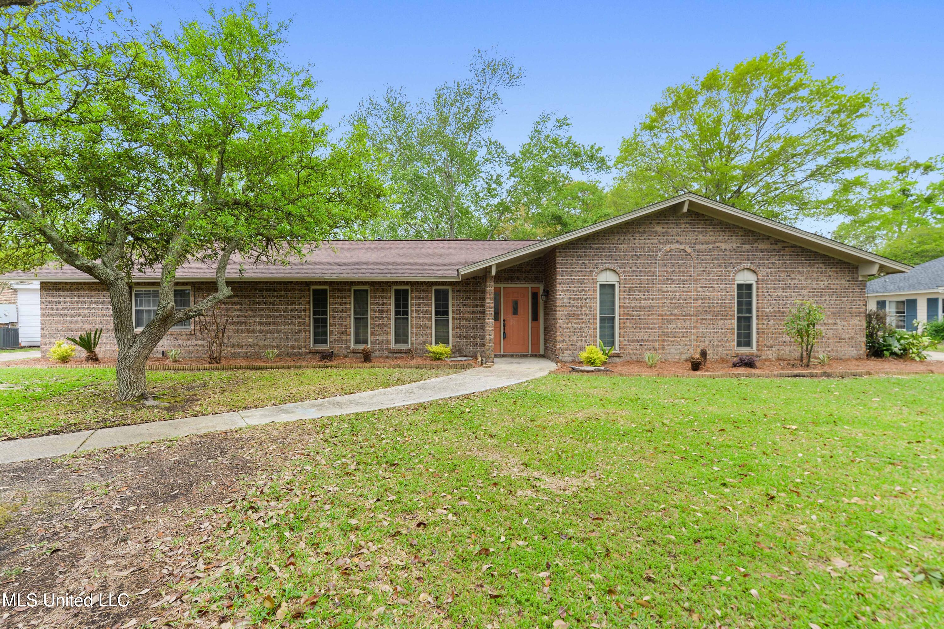 43 Greenbriar Drive Property Photo