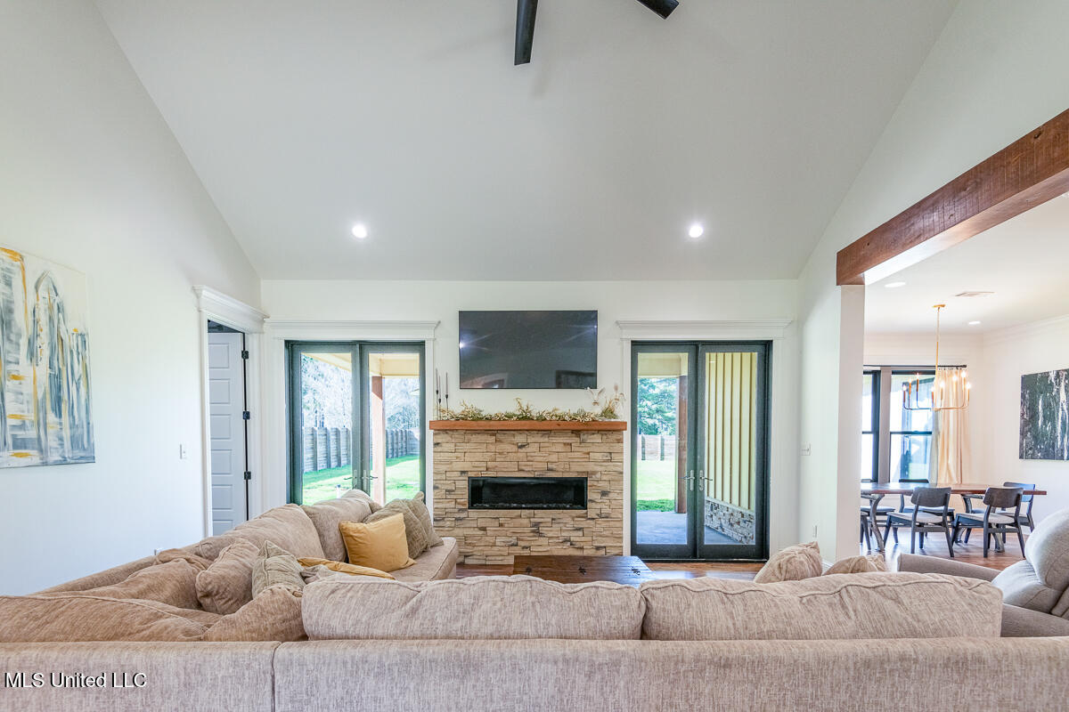 29 Club Drive Property Photo 28