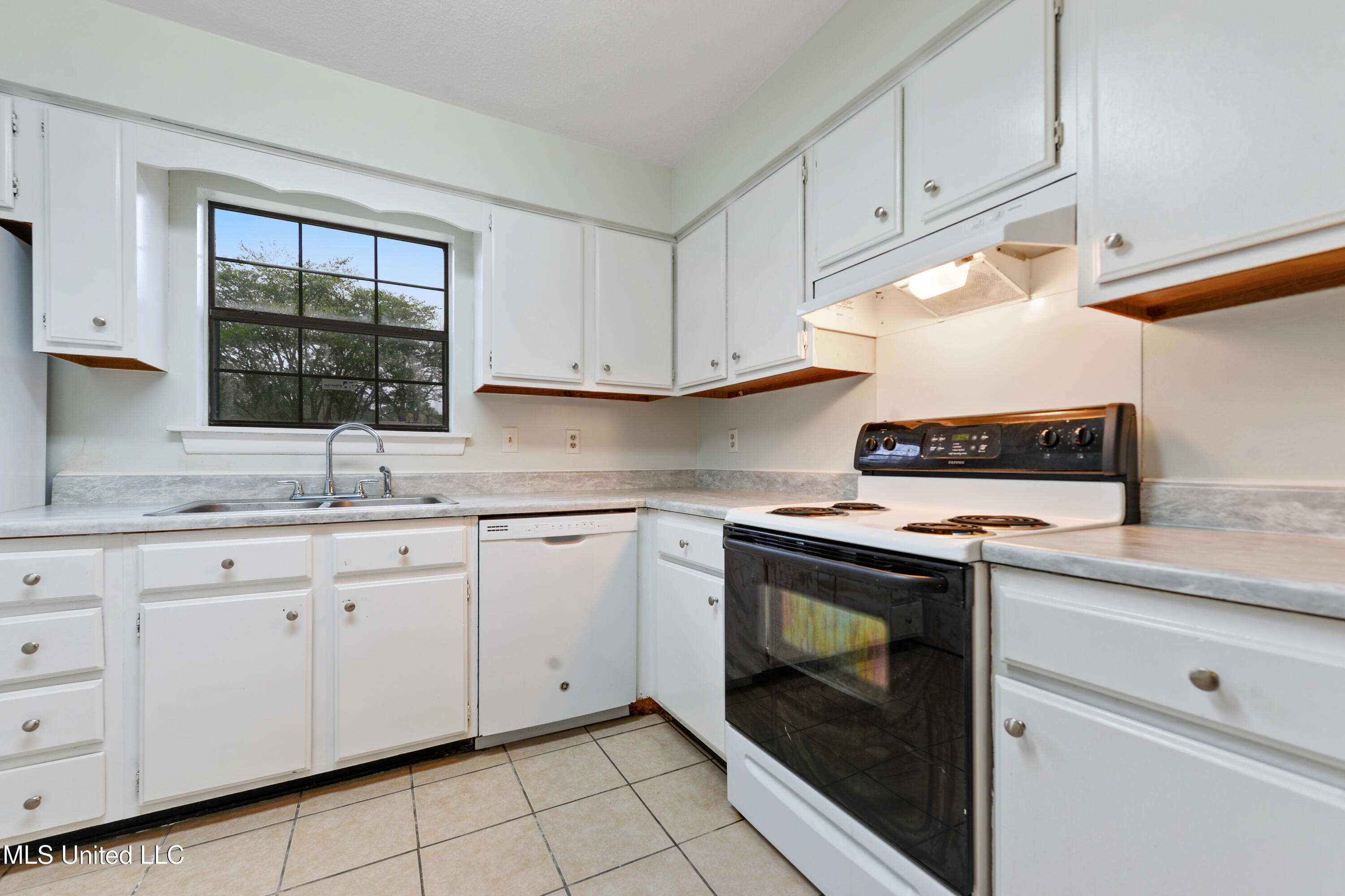 4110 Groveland Road Property Photo 7