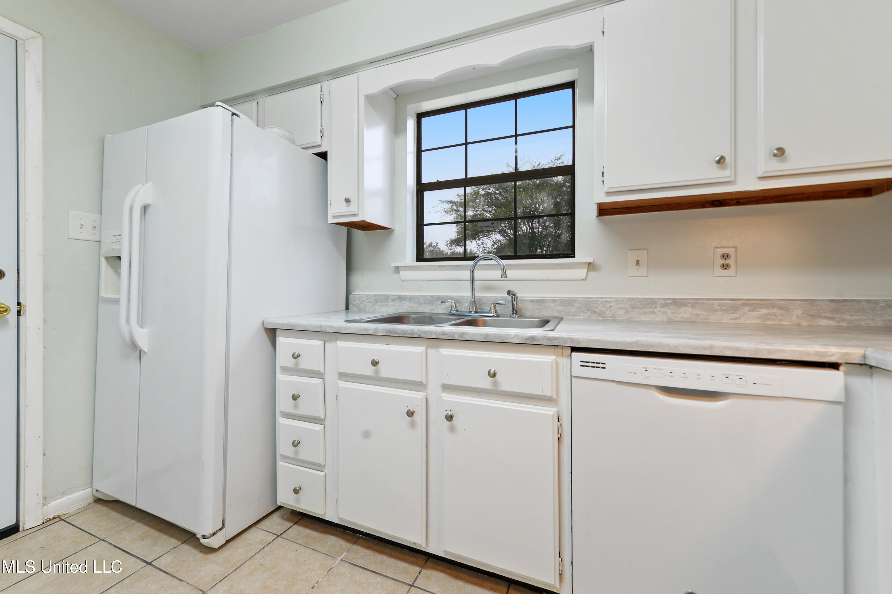 4110 Groveland Road Property Photo 8