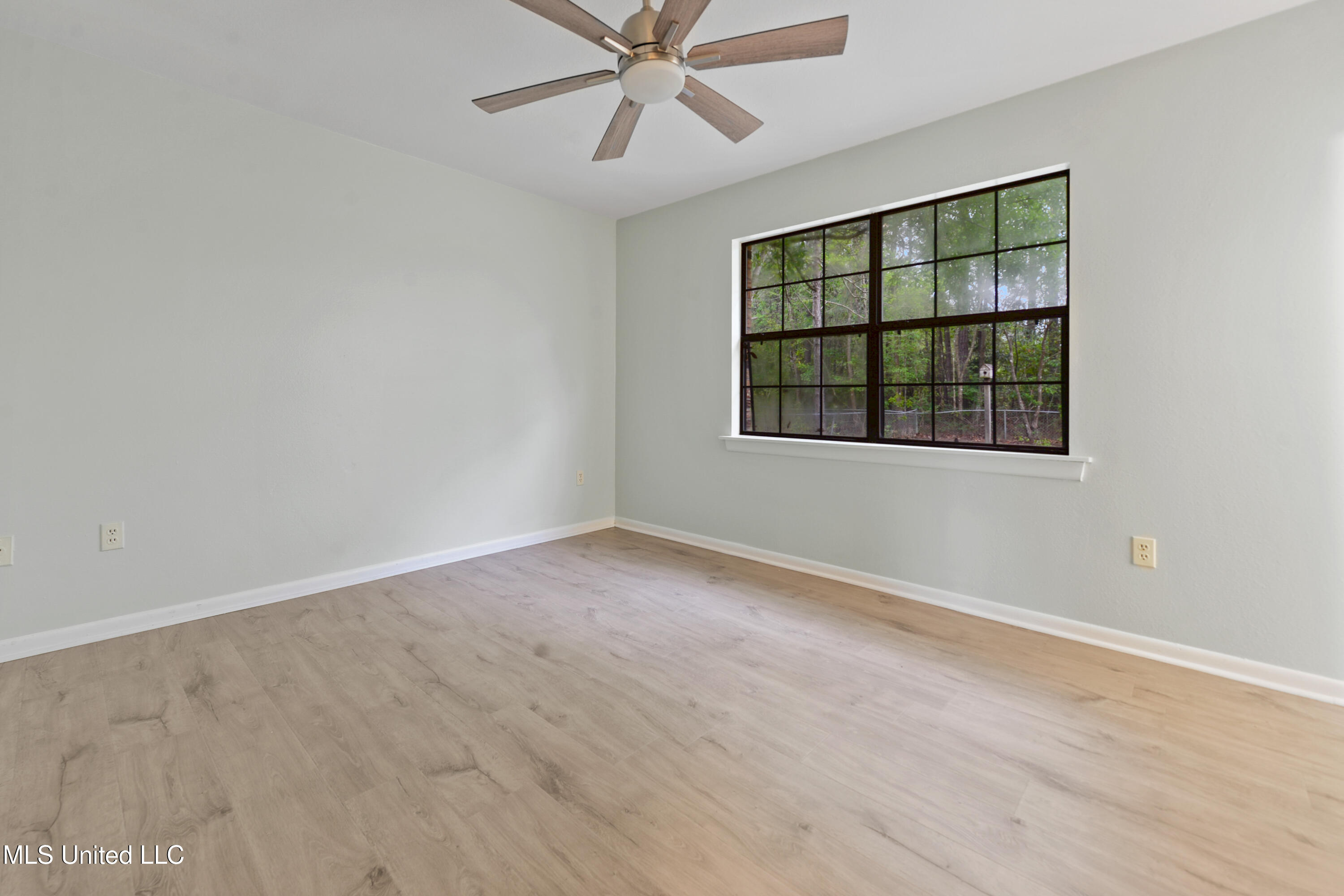 4110 Groveland Road Property Photo 9