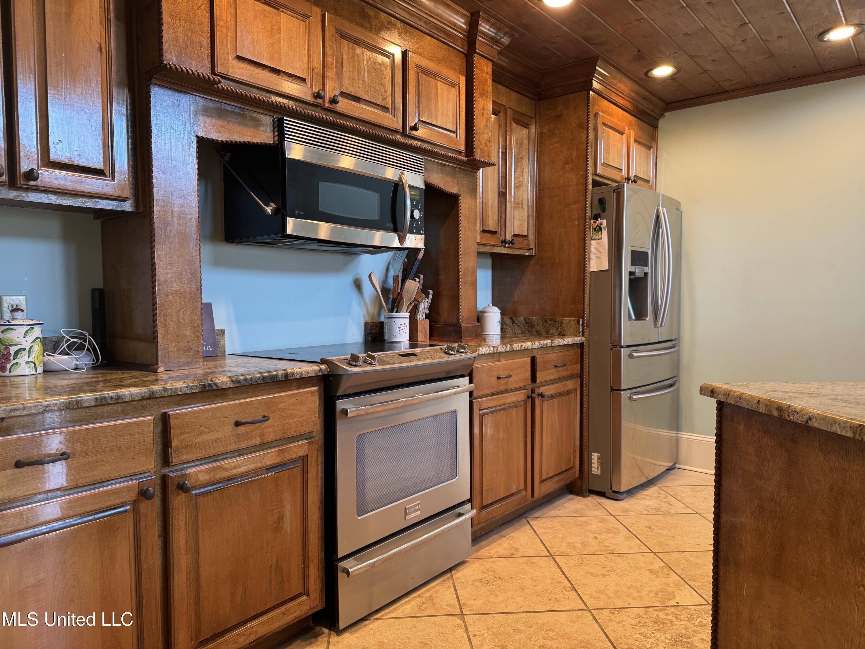 966 Hwy 569 Property Photo 2