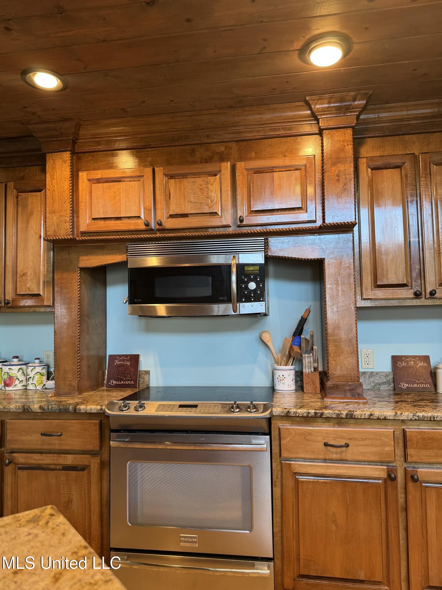 966 Hwy 569 Property Photo 3