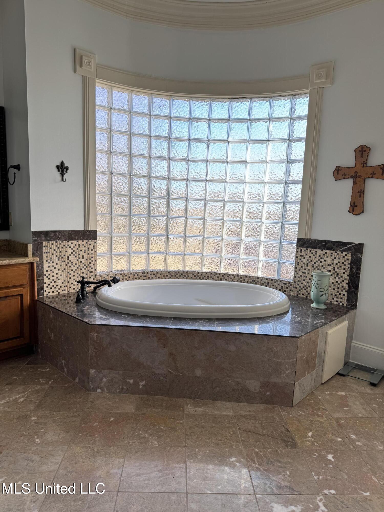 966 Hwy 569 Property Photo 8