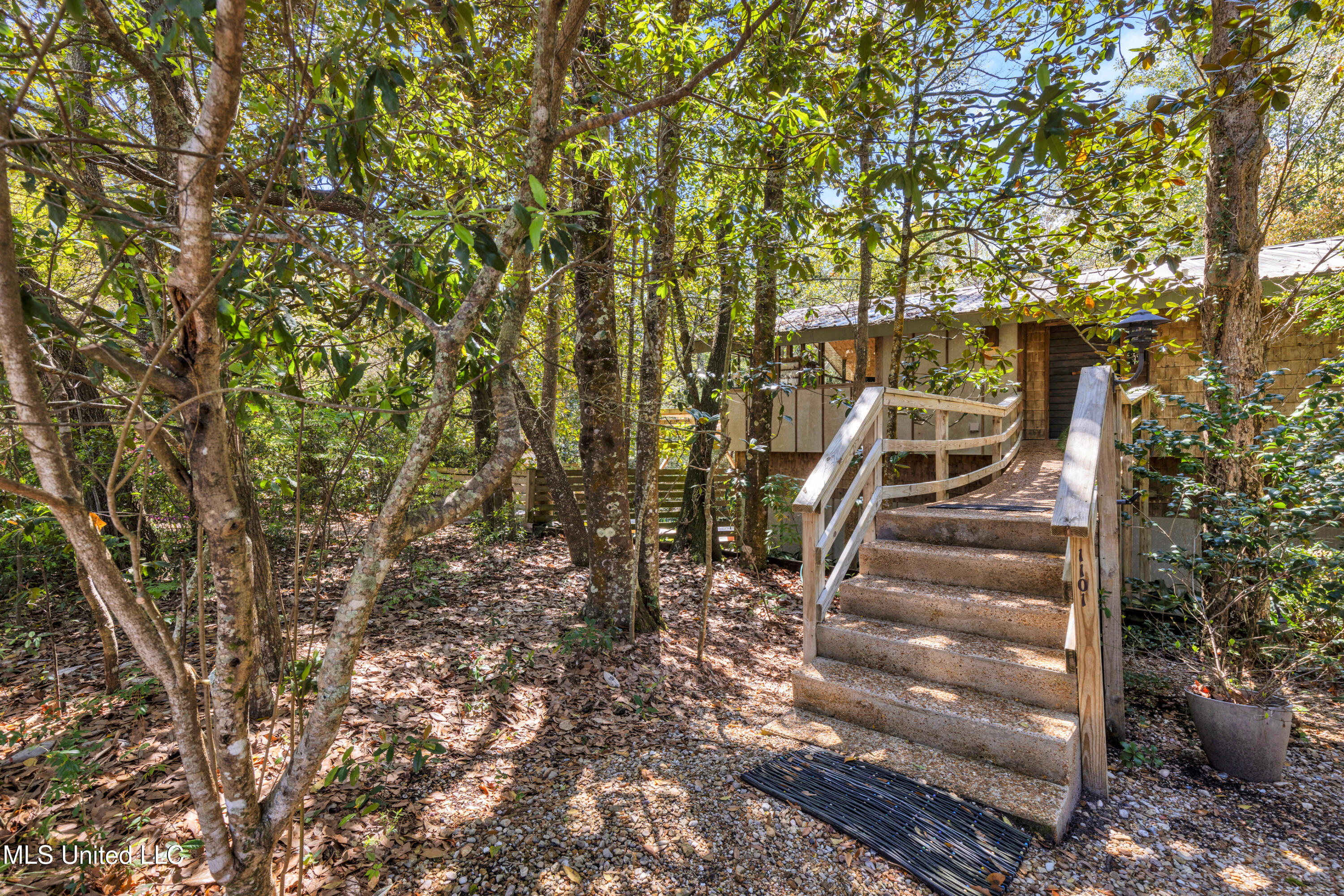 1101 Le Voyageur Drive Property Photo 2