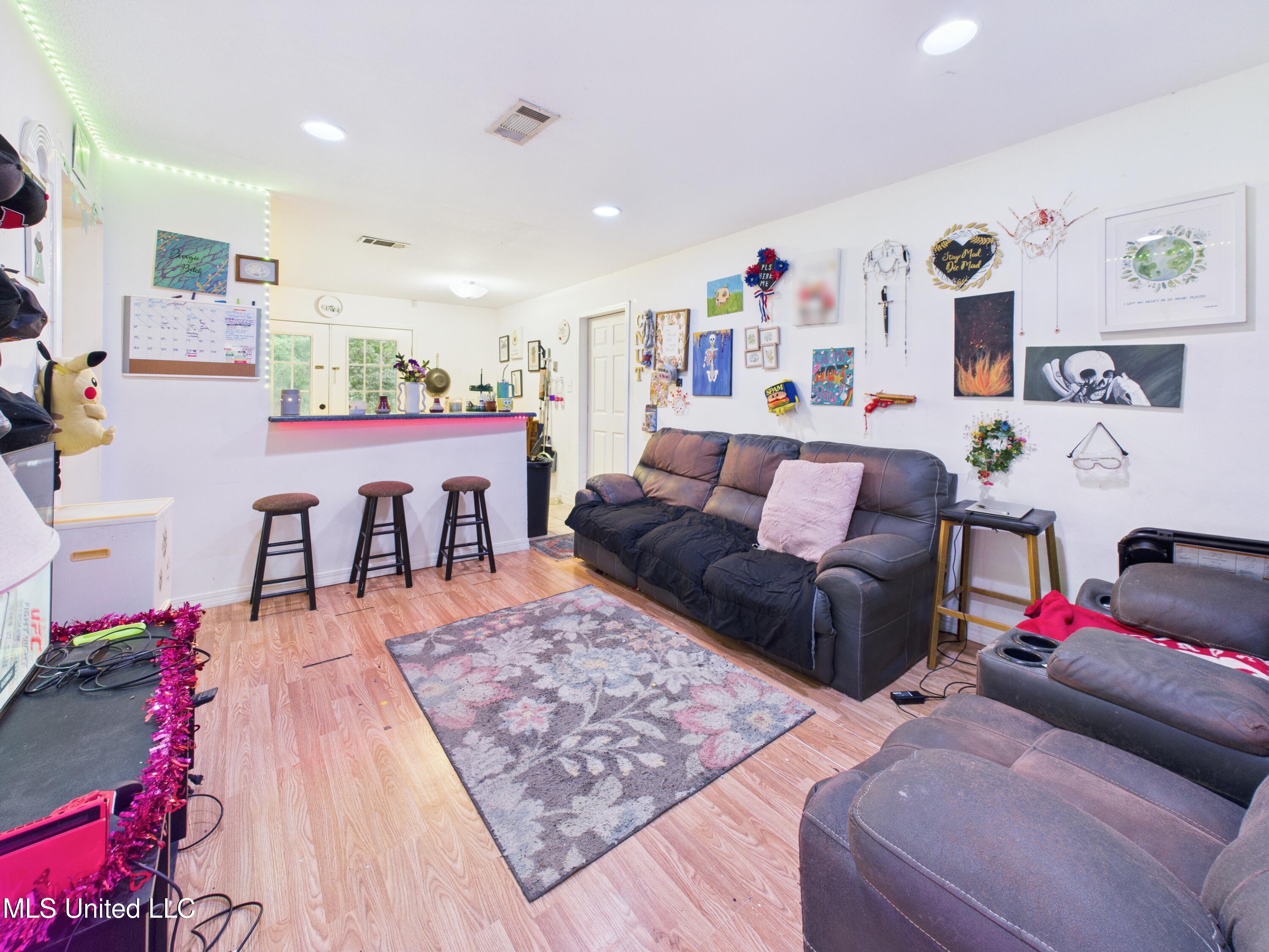 2112 Woodbury Road Property Photo 2