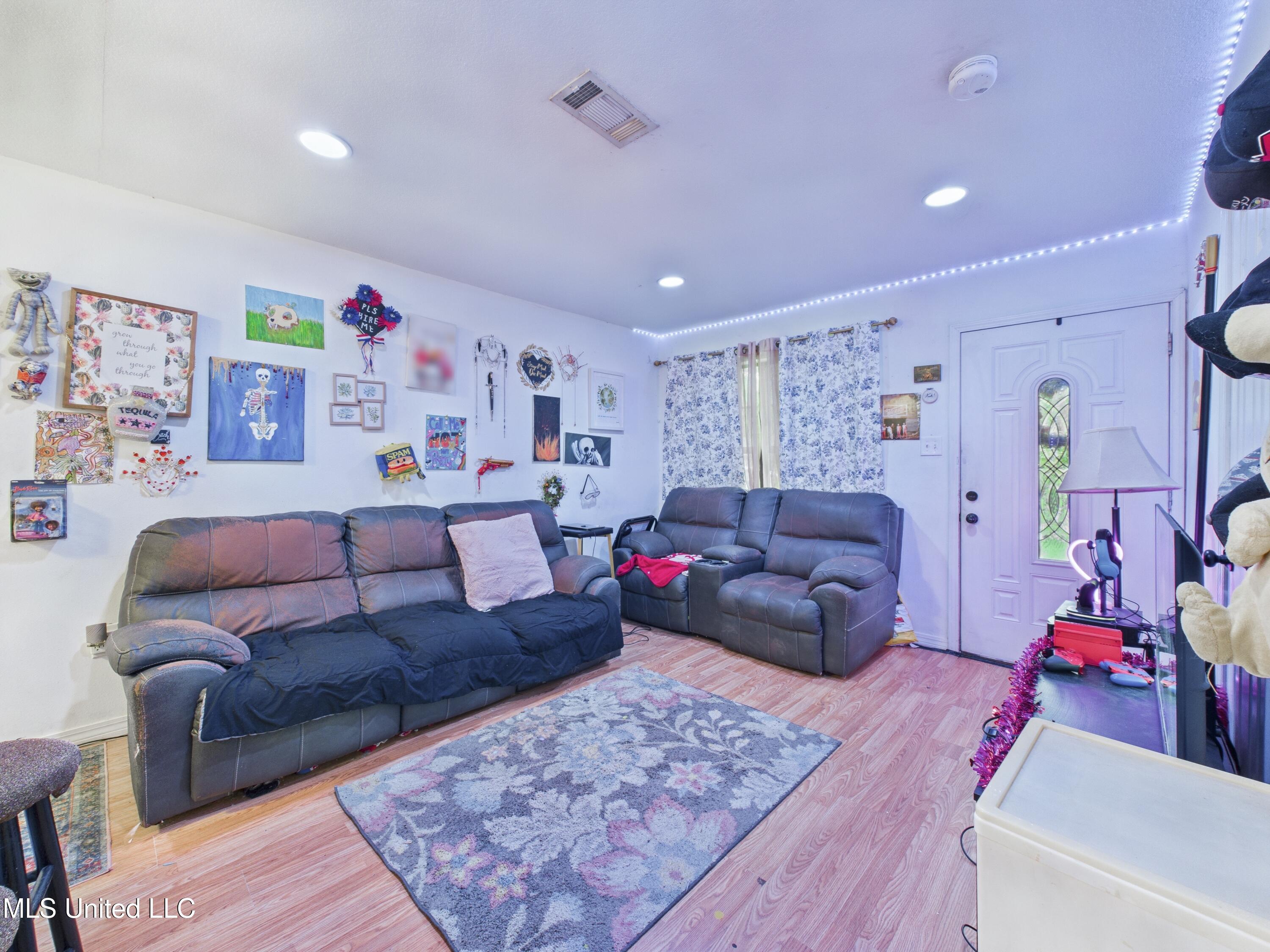 2112 Woodbury Road Property Photo 3