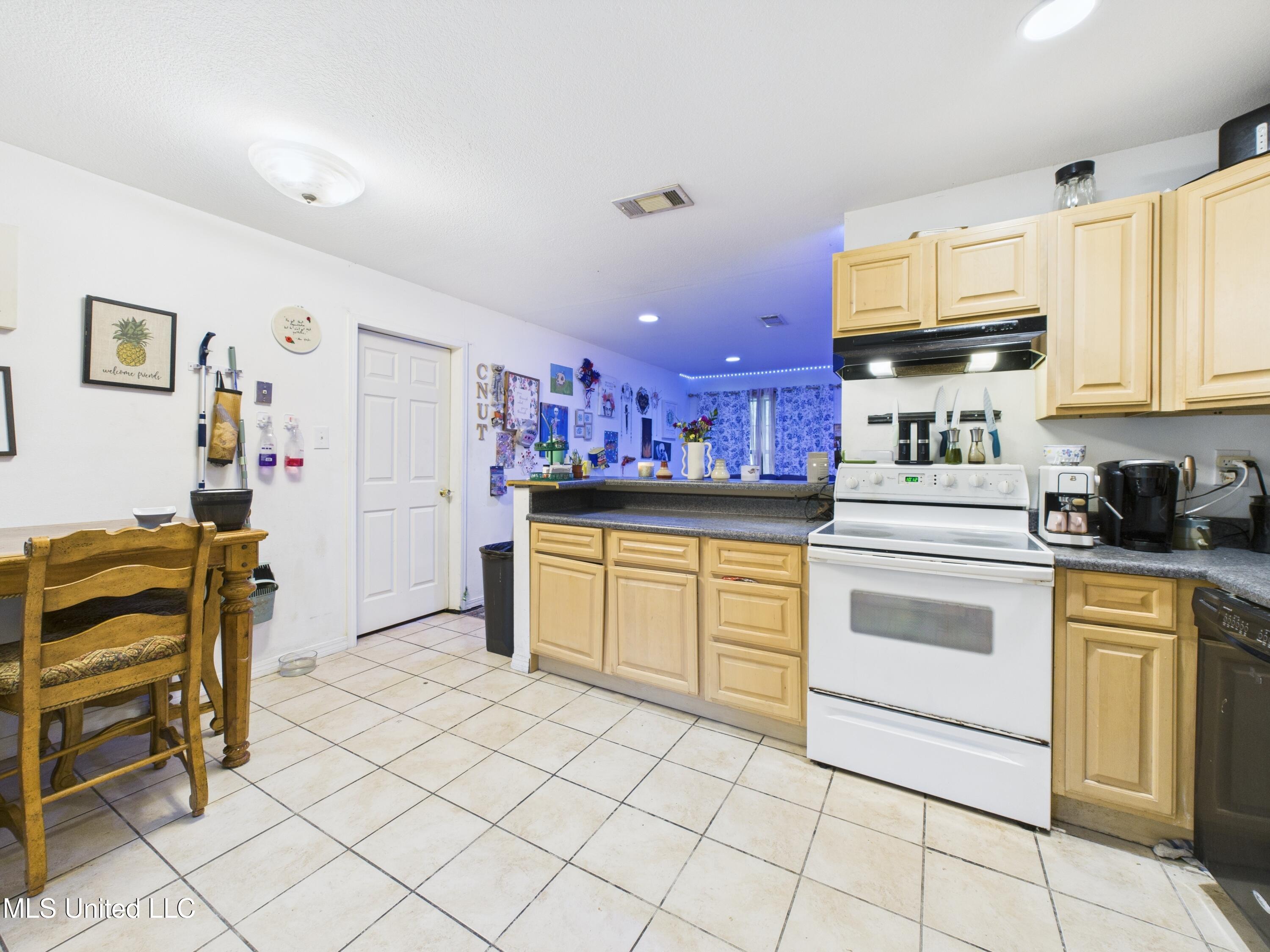2112 Woodbury Road Property Photo 4