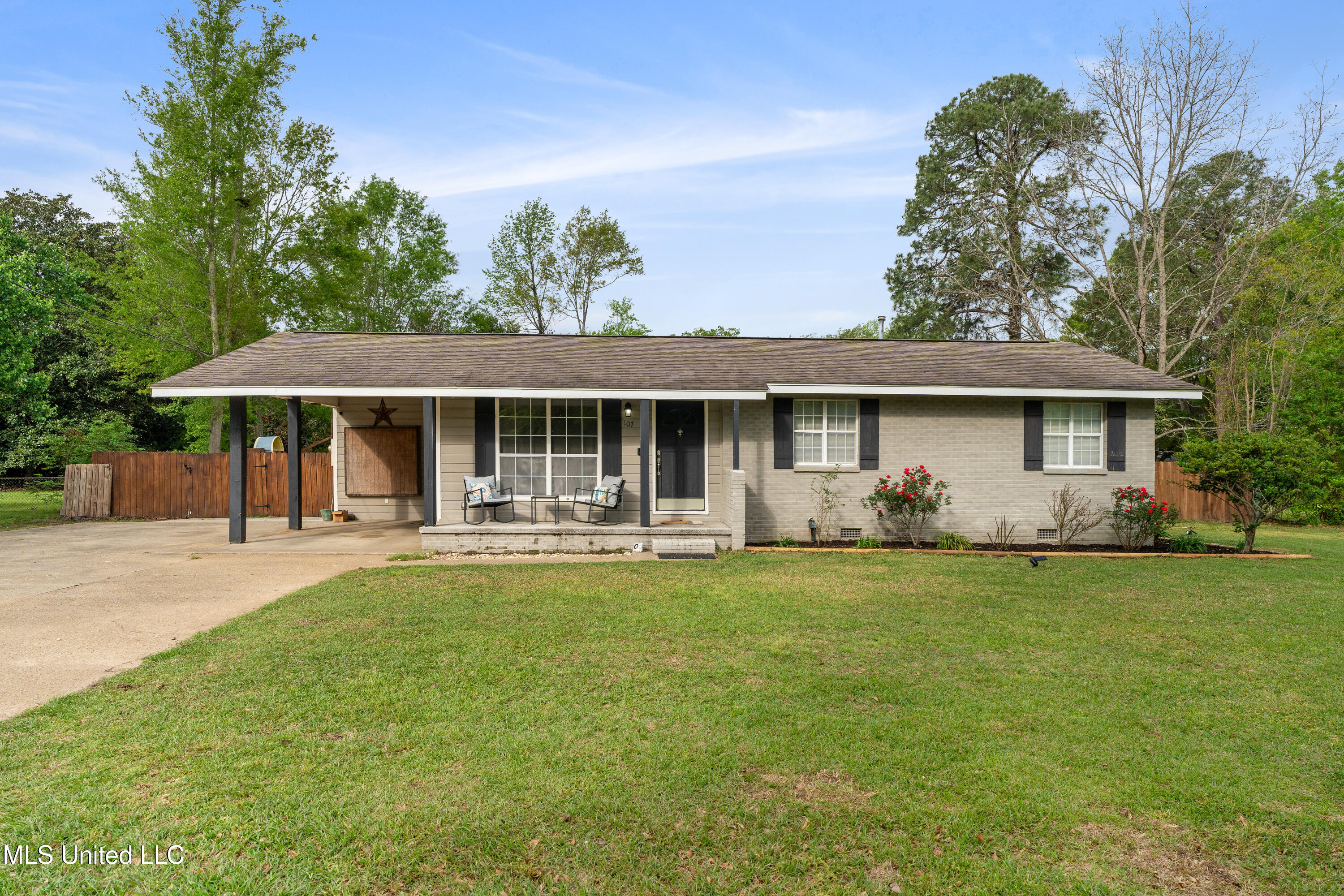 107 Forrest Drive Property Photo 1